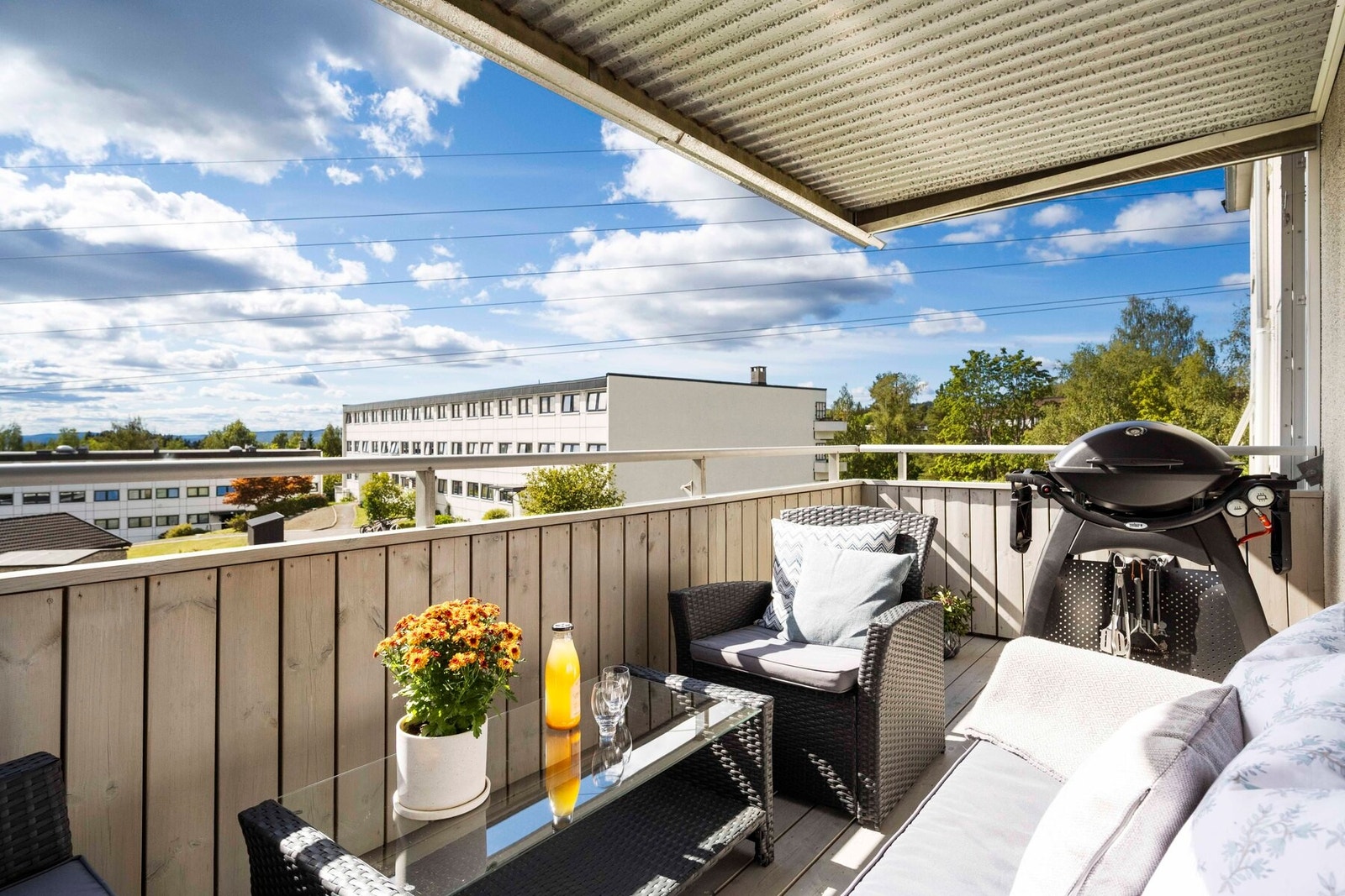 Her har du god plass til en sittegruppe, grill og dekorativ beplantning. Galleribilde