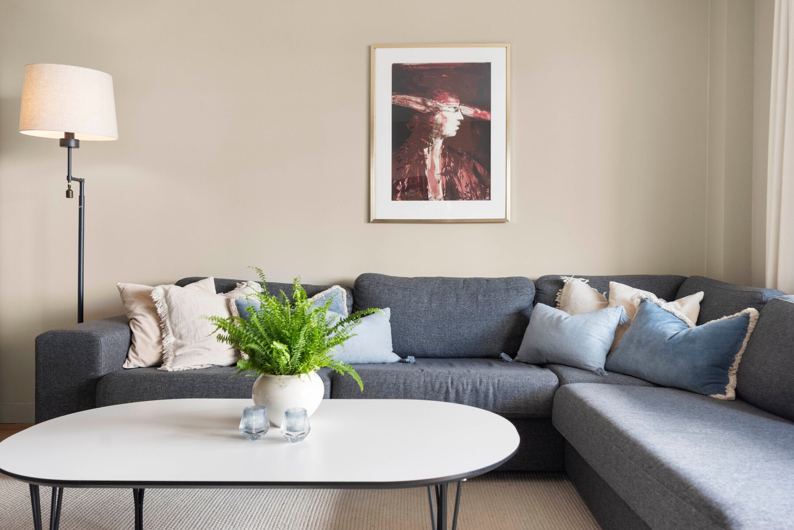 Boligens sosiale sone er lys og innbydende. Galleribilde