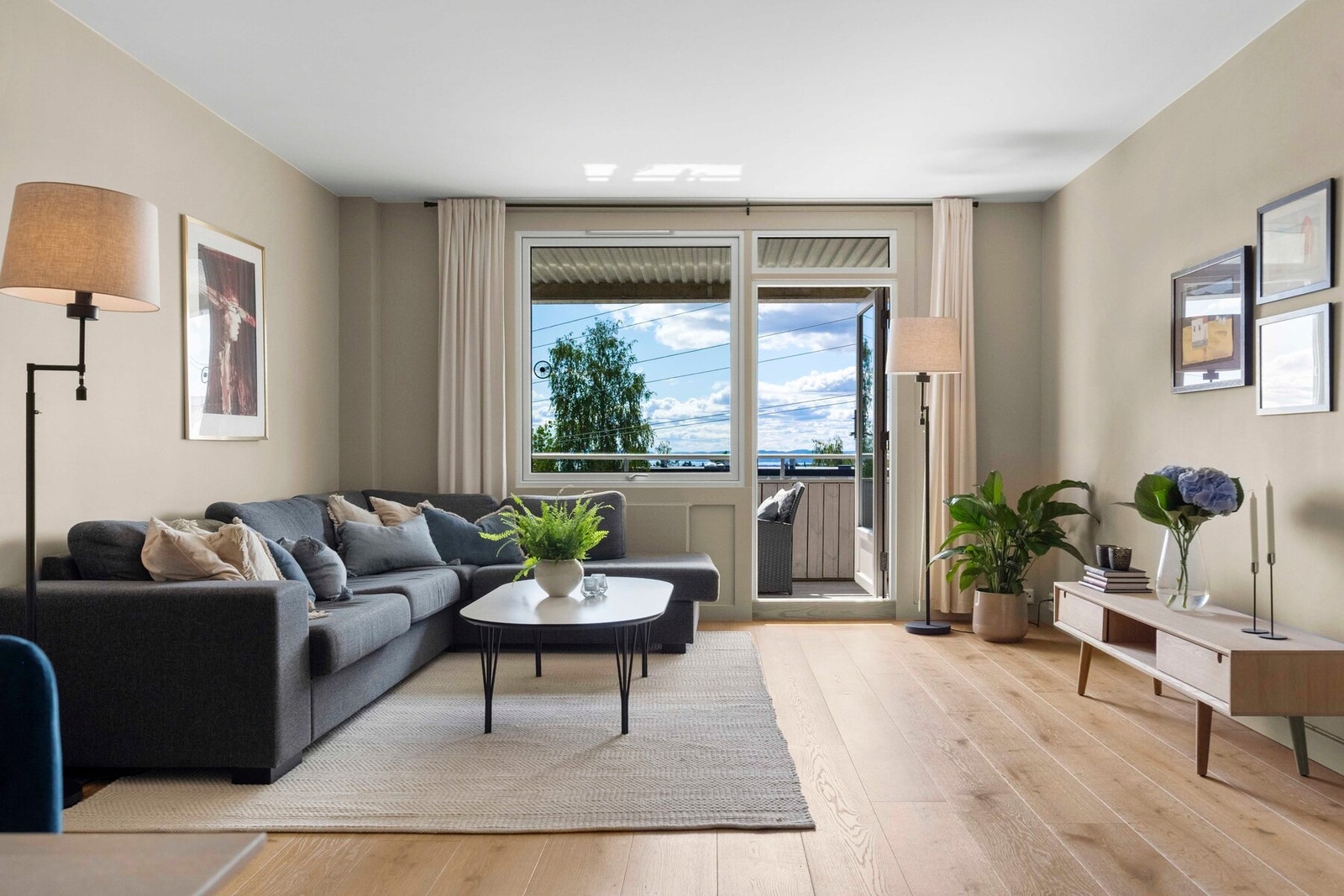 Stuen har god utforming med naturlig plass til en spisegruppe, sofa og TV med tilhørende møblement. Galleribilde