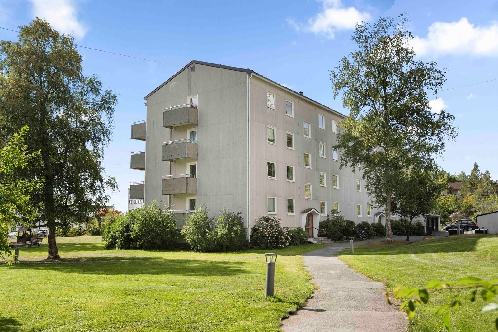 Veldrevet sameie med grønne fellesområder pent opparbeidet med store gressplener og sitteplasser like utenfor. Galleribilde