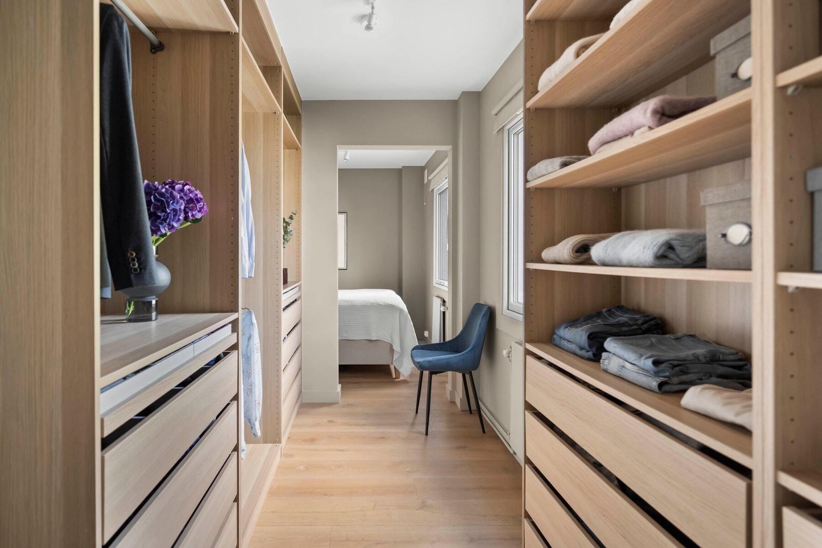 Fra soverommet er det inngang til en walk-in garderobe med åpen garderobeløsning, som medfølger salget. Galleribilde