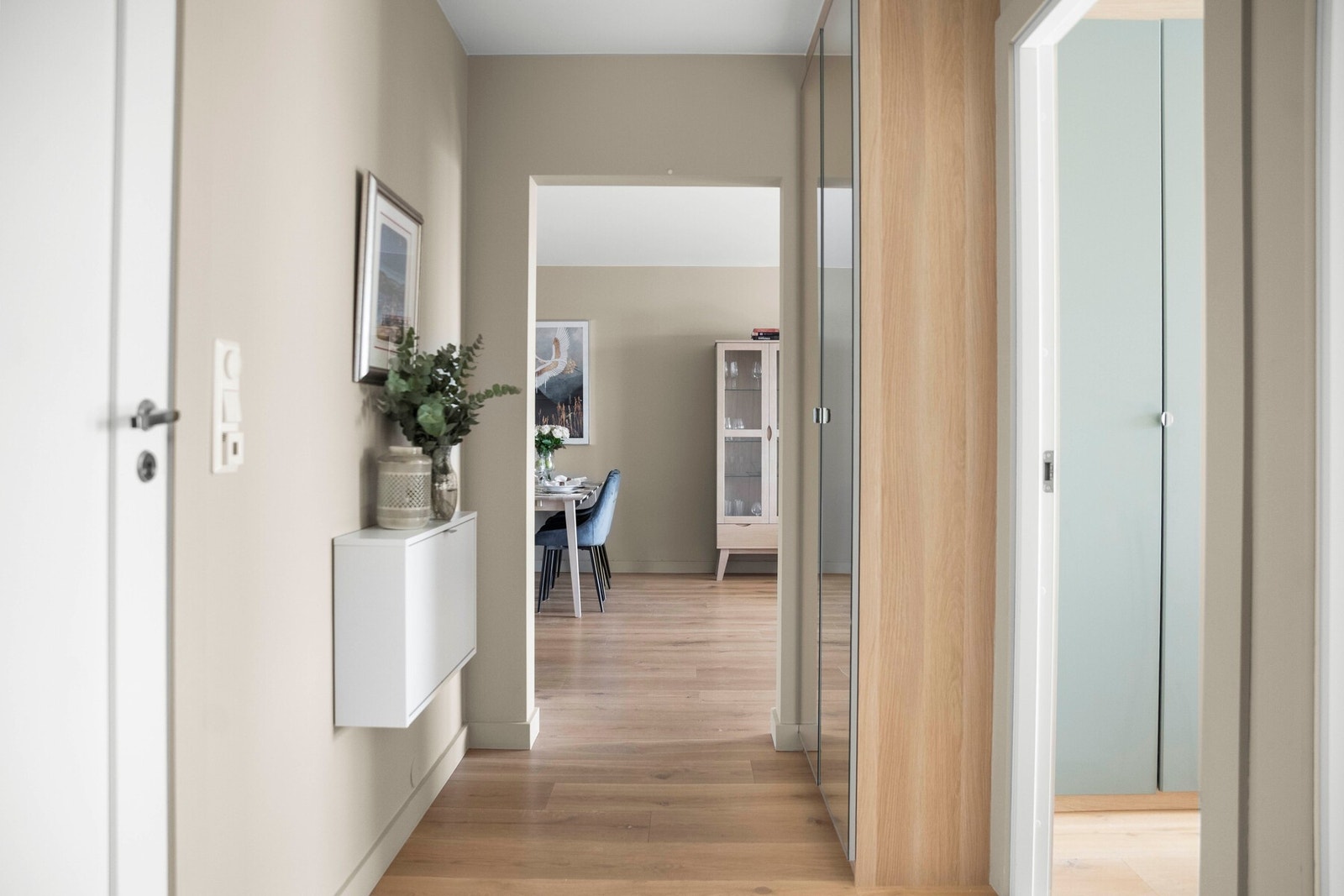 Velkommen inn! Det første som møter deg er en lys og fin entré som gir et godt førsteinntrykk av boligen. Galleribilde