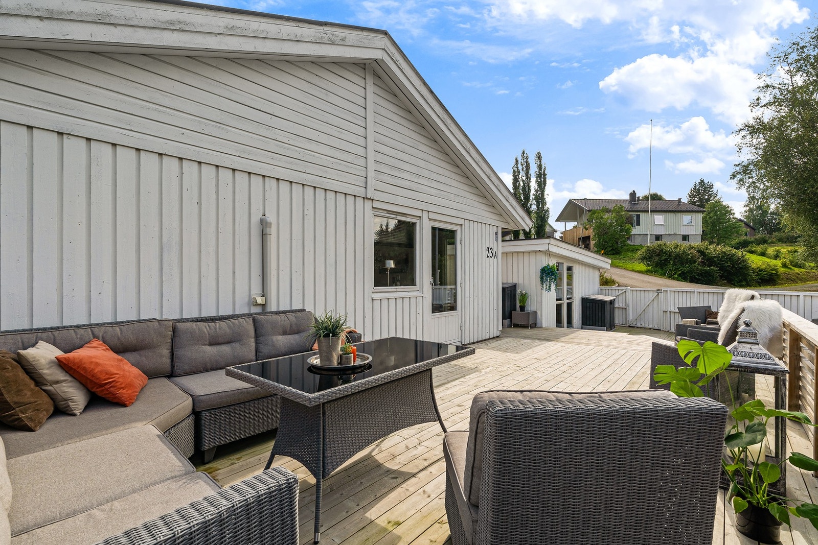 Flere møbleringsmuligheter og god plass til større uteselskap med langbord Galleribilde