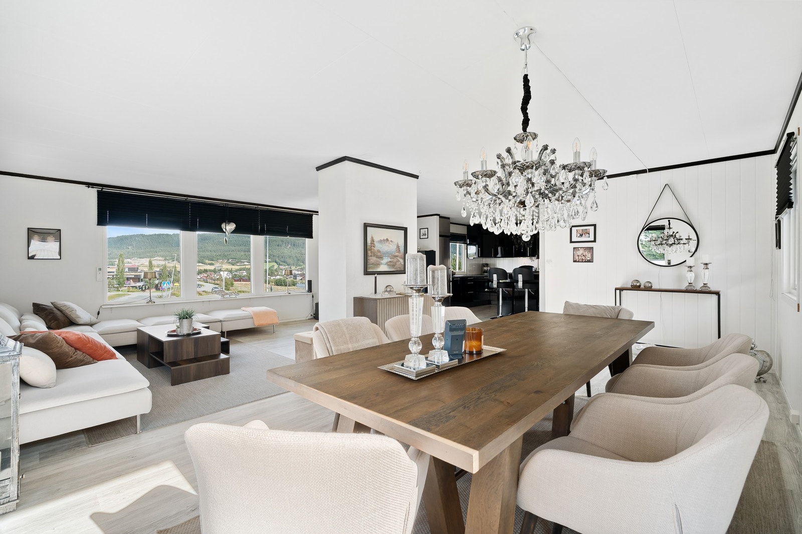 Velkommen inn til et svært romslig stue med god plass til ønsket møblement Galleribilde