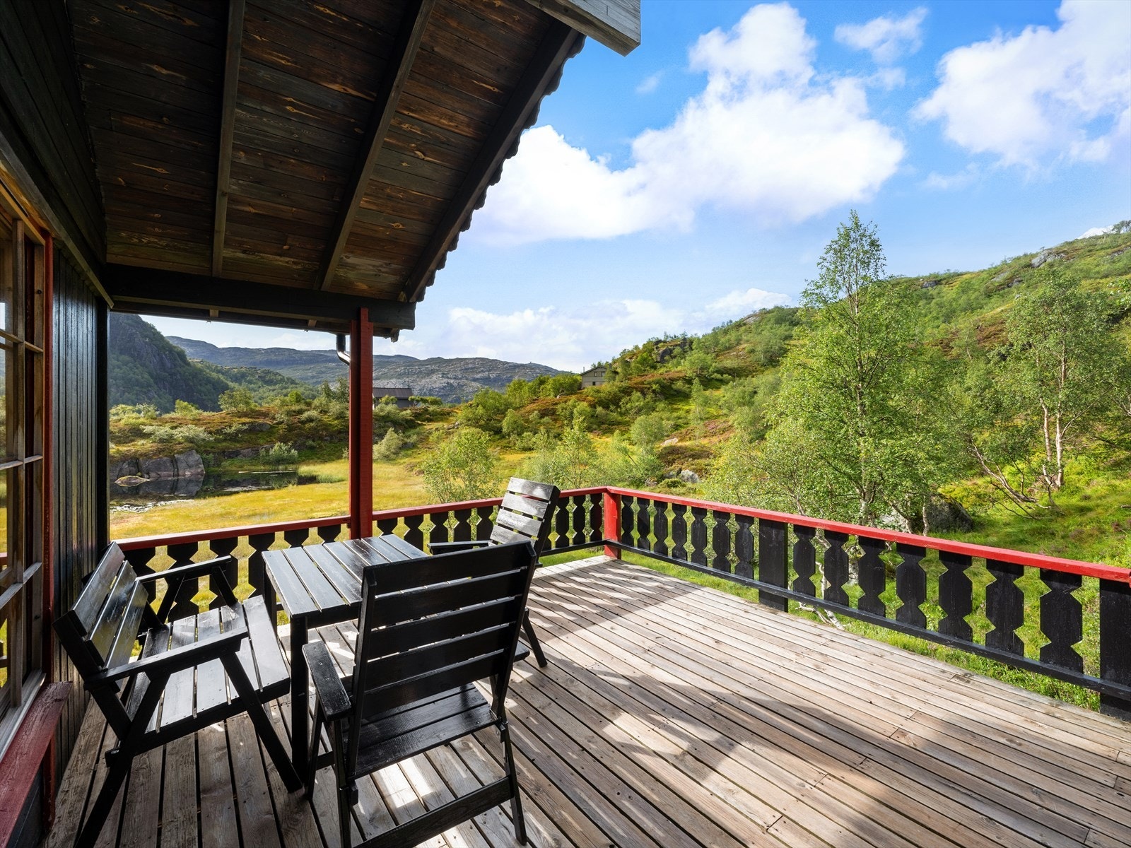 Her kan man virkelig nyte stillhet og ro, men likevel ha kort avstand til løyper og butikk Galleribilde