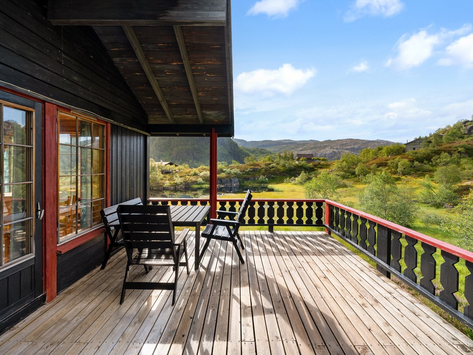 Terrasse ut fra stua, delvis overbygget Galleribilde