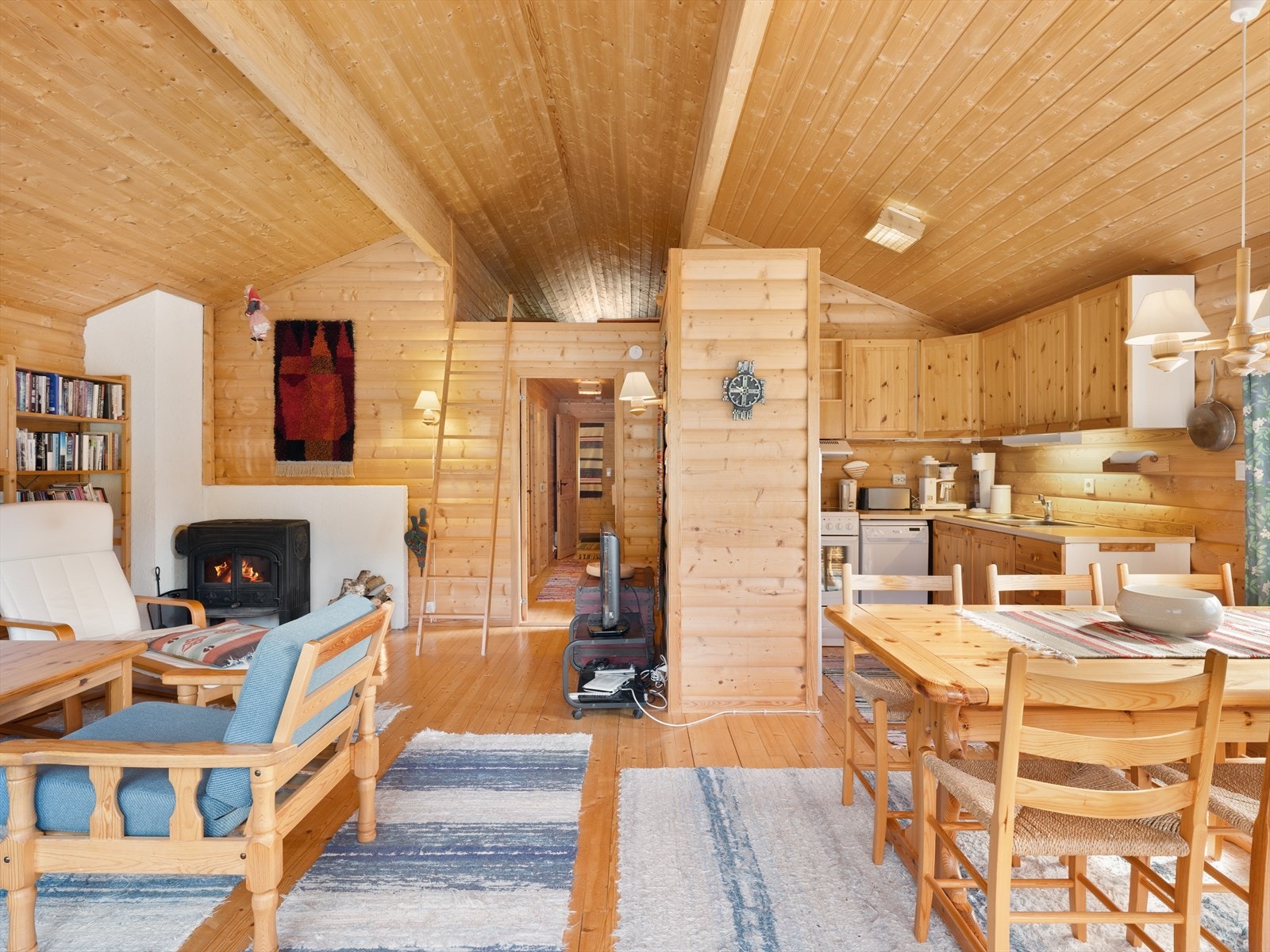 Fra stua er det stige opp til åpen hems. Vedovn. Galleribilde