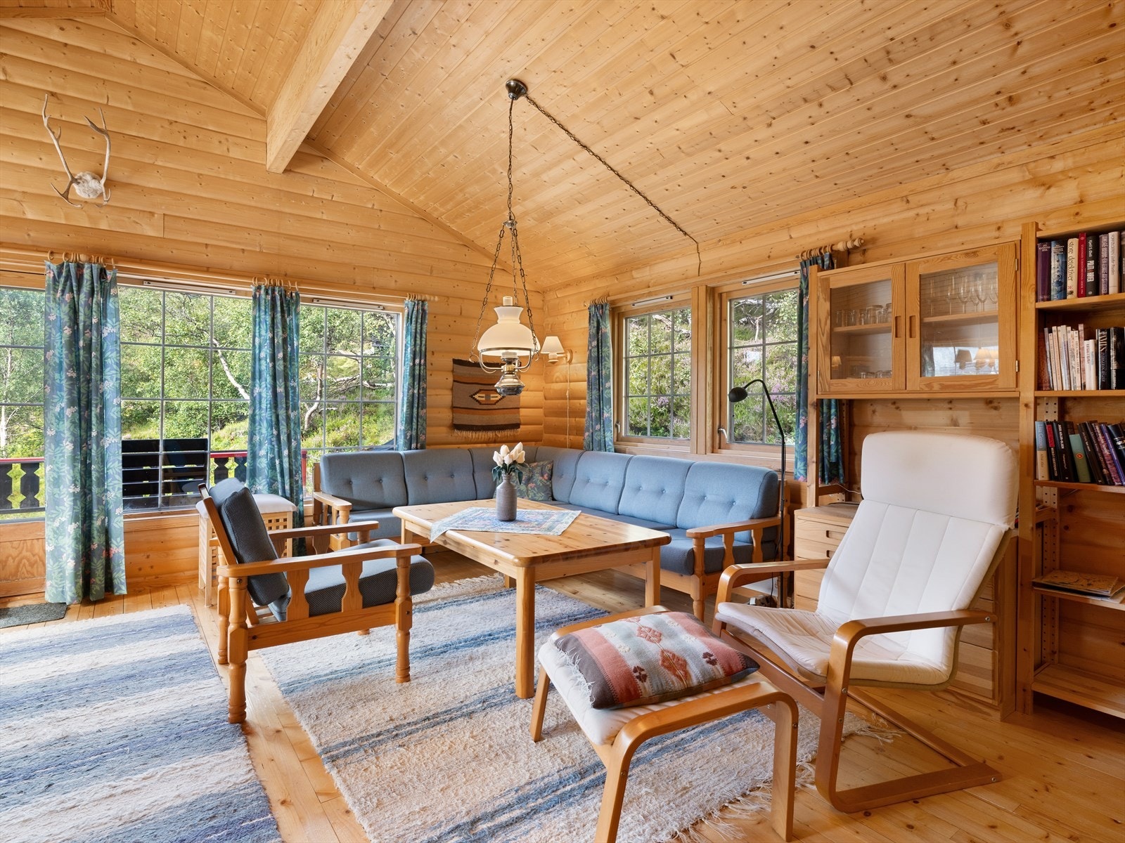 Mye naturlig lys inn gjennom vinduer på alle sider av rommet. Dør ut til delvis overbygget terrasse. Galleribilde