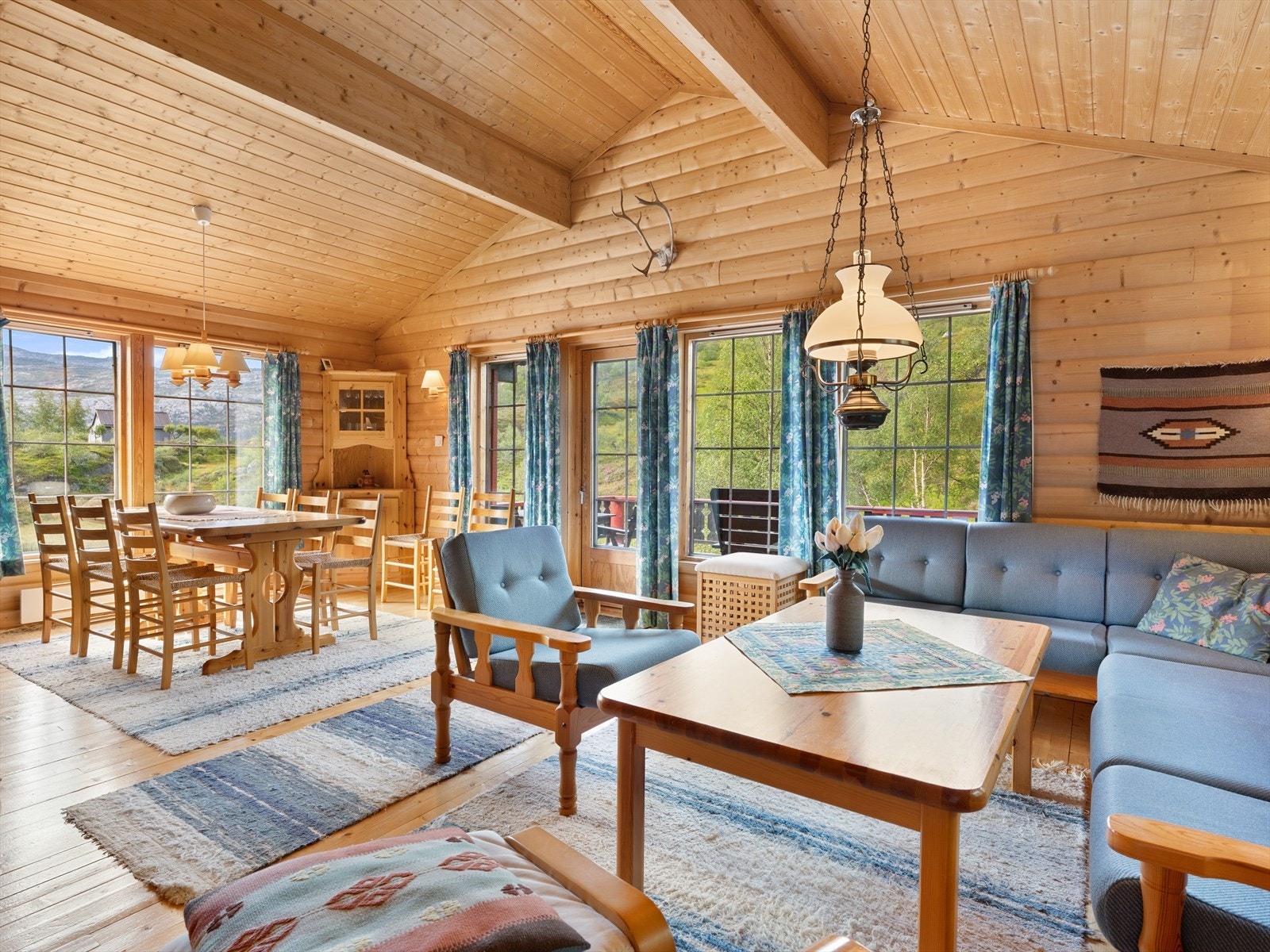 Stua har veldig god takhøyde og det er god romfølelse. Galleribilde