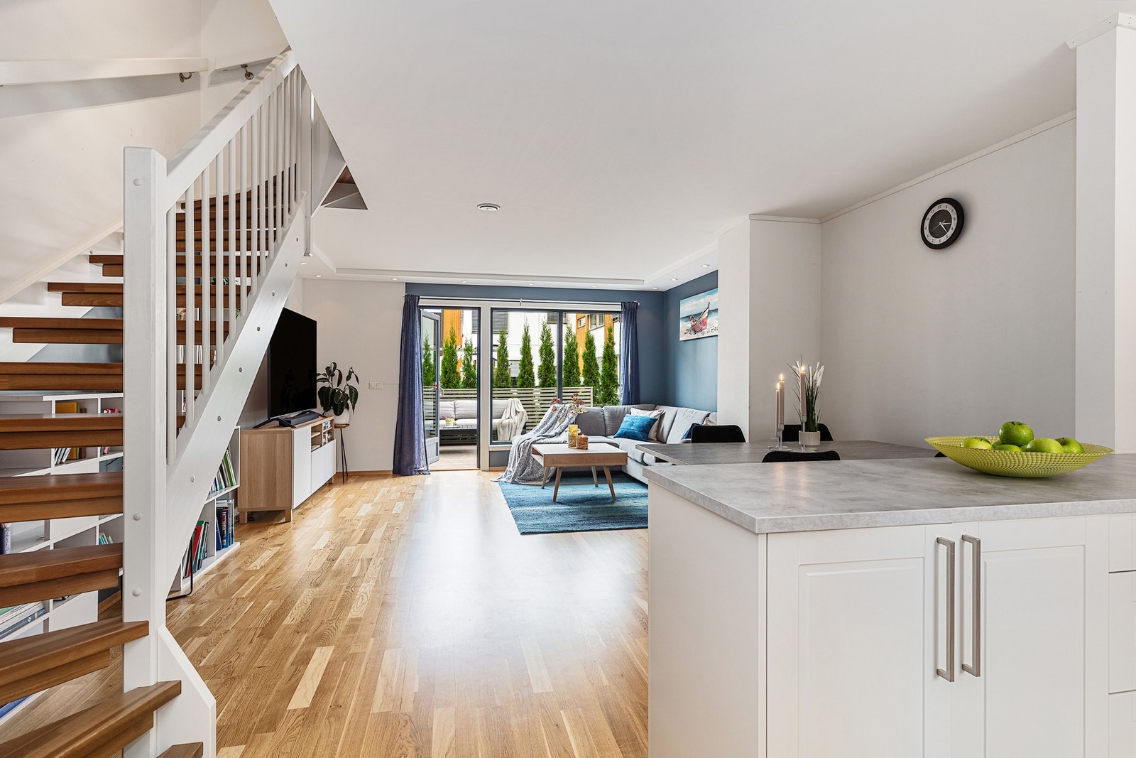 Videre inn til lys og romslig stue Galleribilde