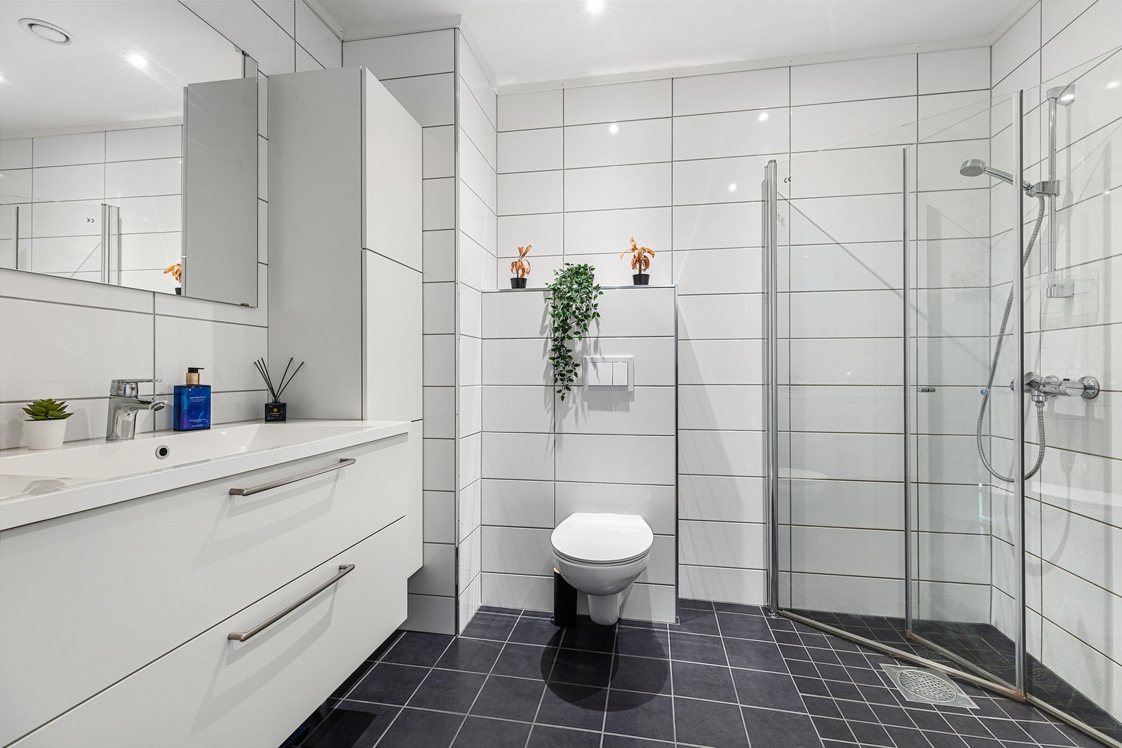 Flislagt bad med opplegg til vask og tørk Galleribilde