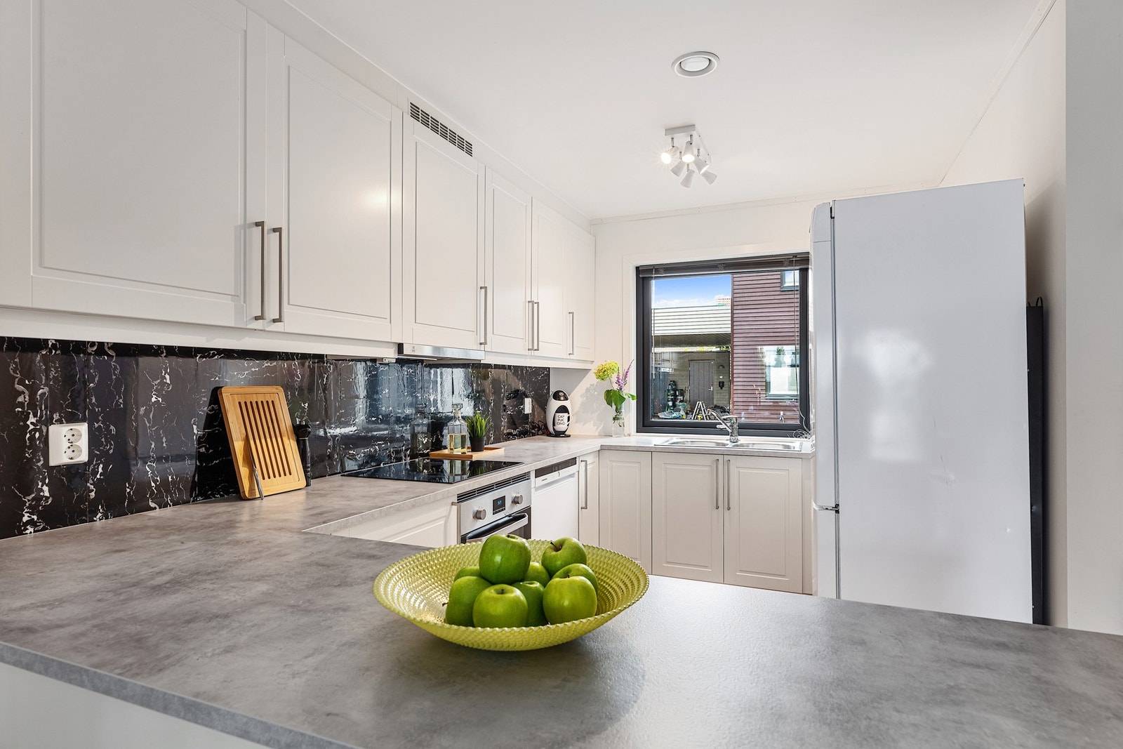 Boligens kjøkken har kjøkkeninnredning fra Sigdal Galleribilde