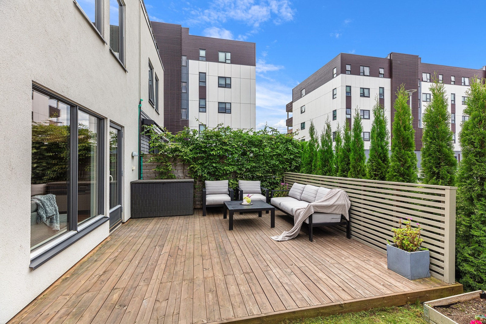 Fra stuen er det naturlig adkomst til boligens store solrike terrasse Galleribilde