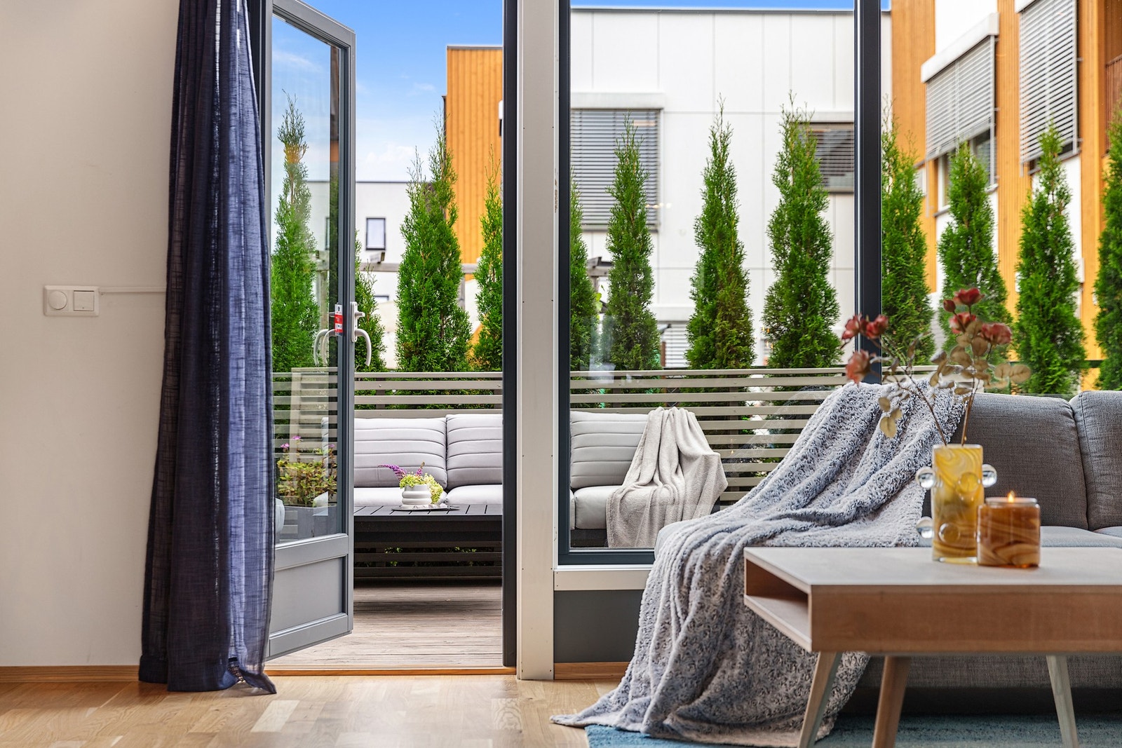 Stue med utgang til solrik terrasse Galleribilde