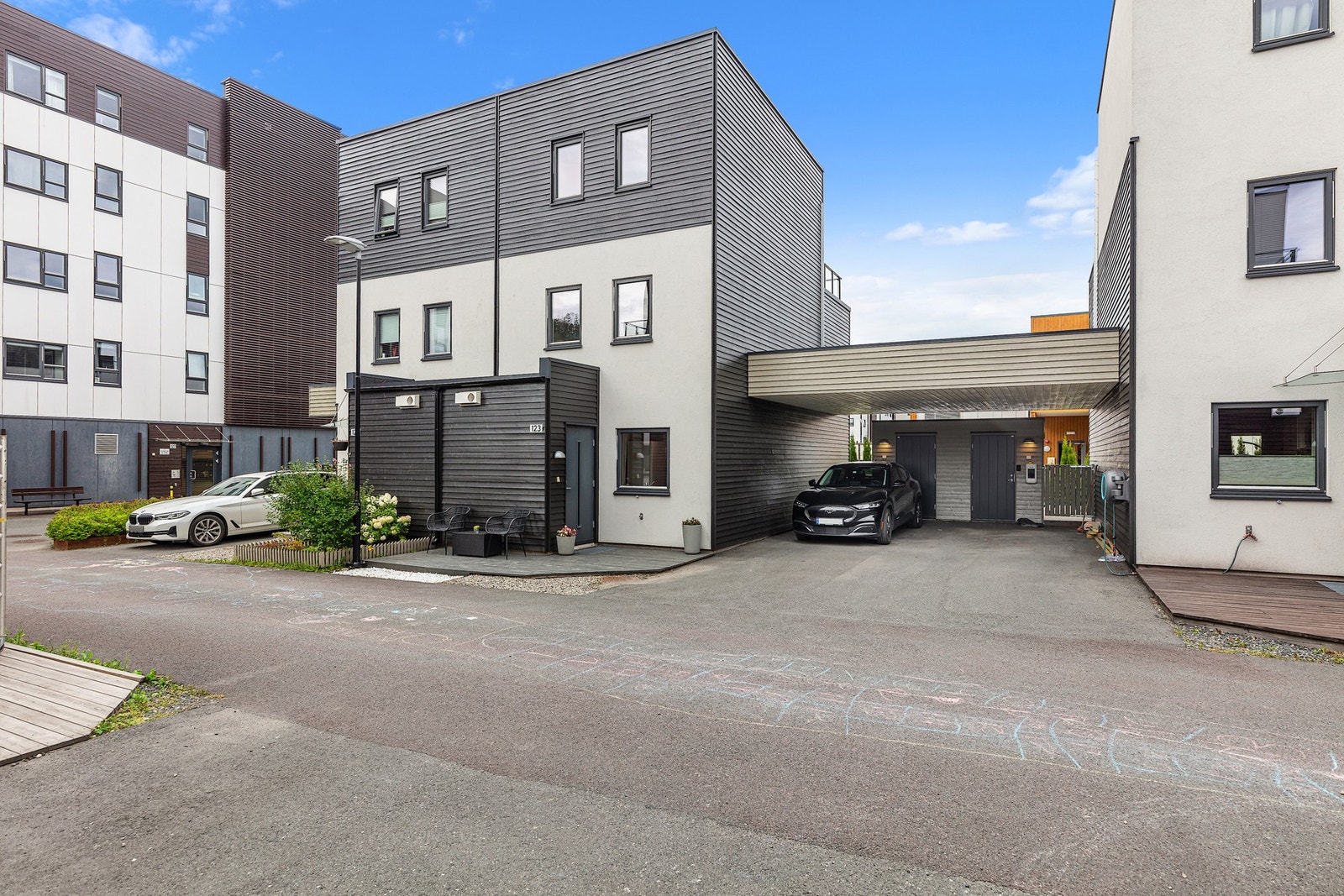 Boligen har fast biloppstillingsplass i egen carport med elbillader. Galleribilde