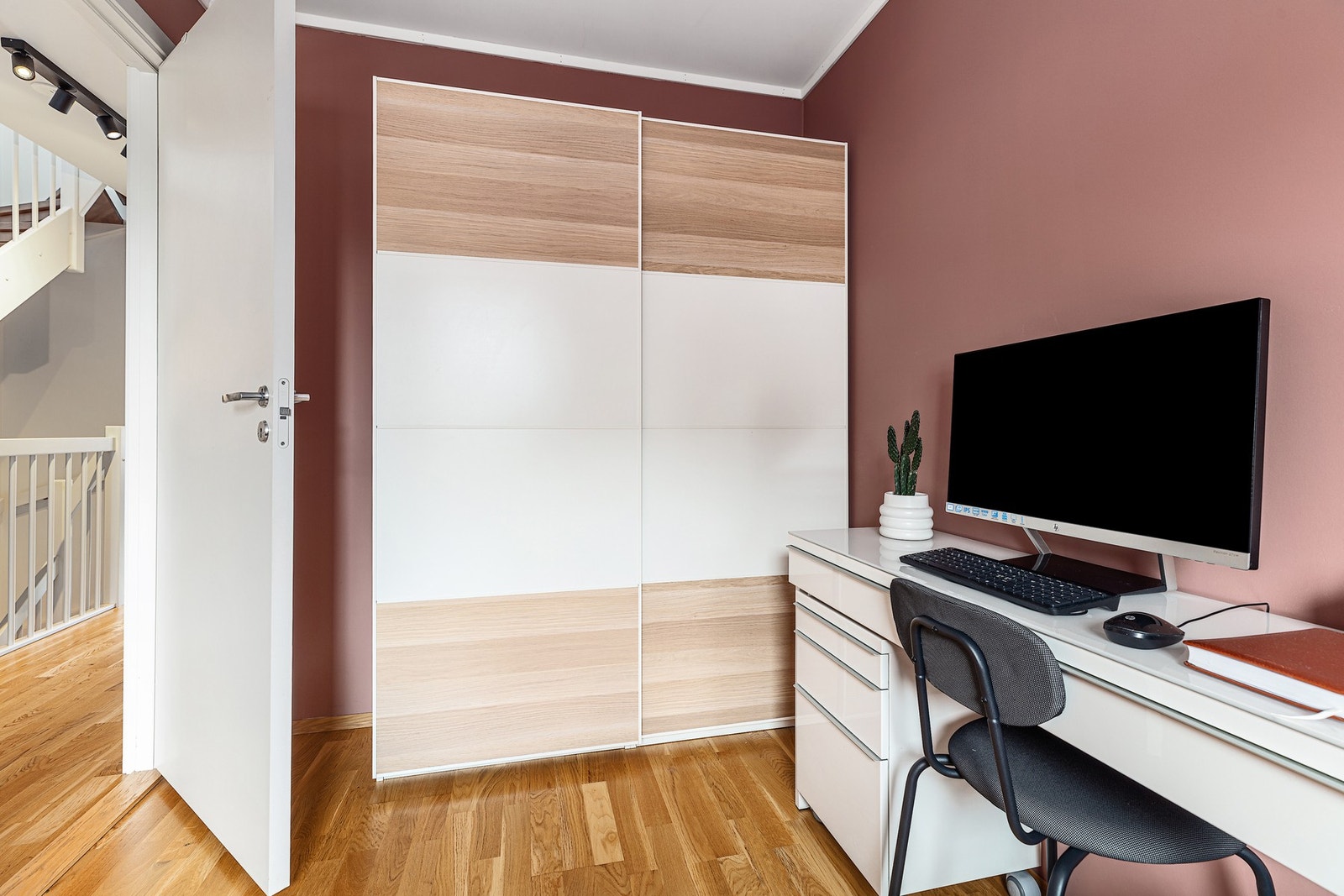 soverom 2 med garderobeskap Galleribilde