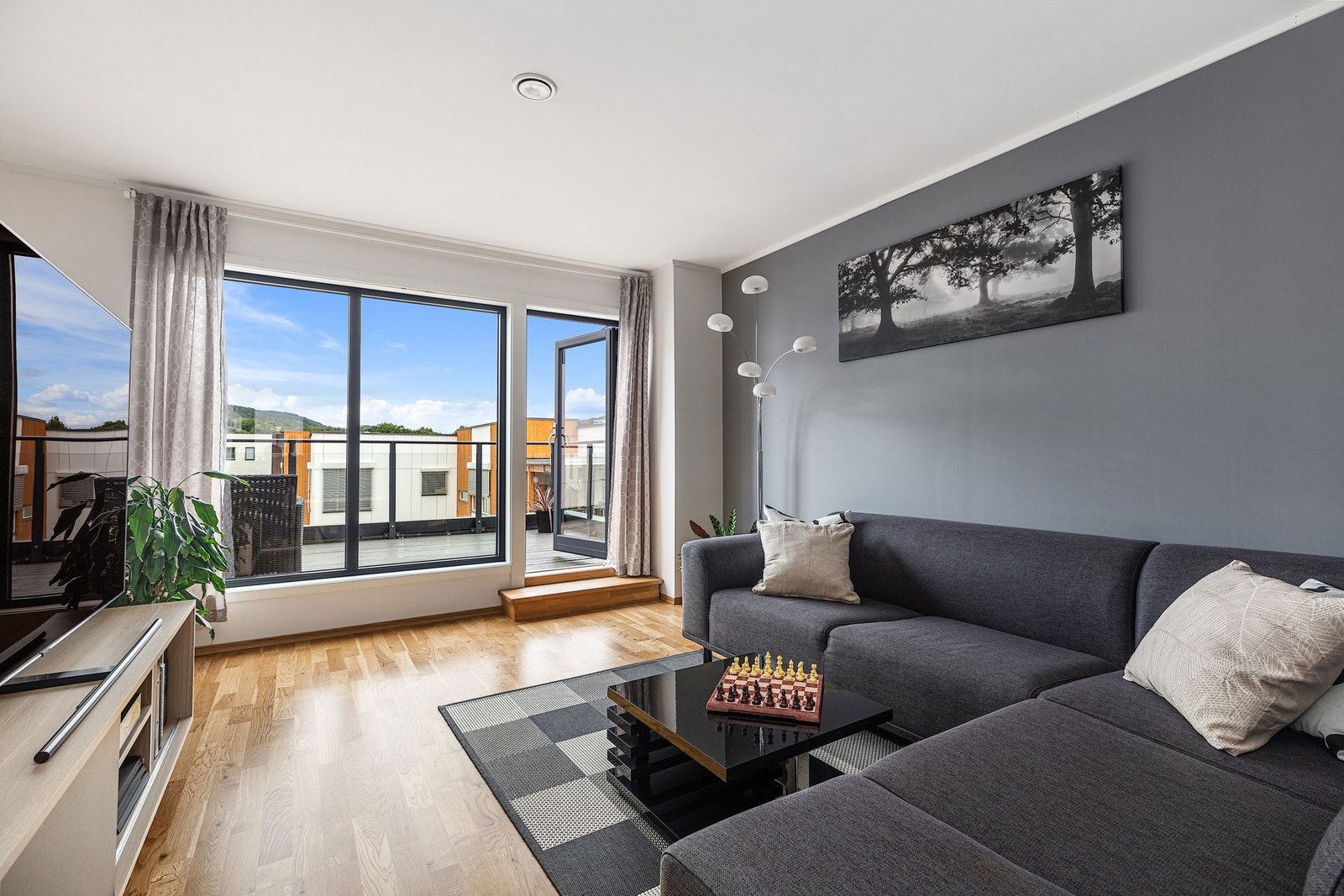 I boligens 3.etasje finner du en romslig stue med god plass til å innrede med sofa og TV Galleribilde