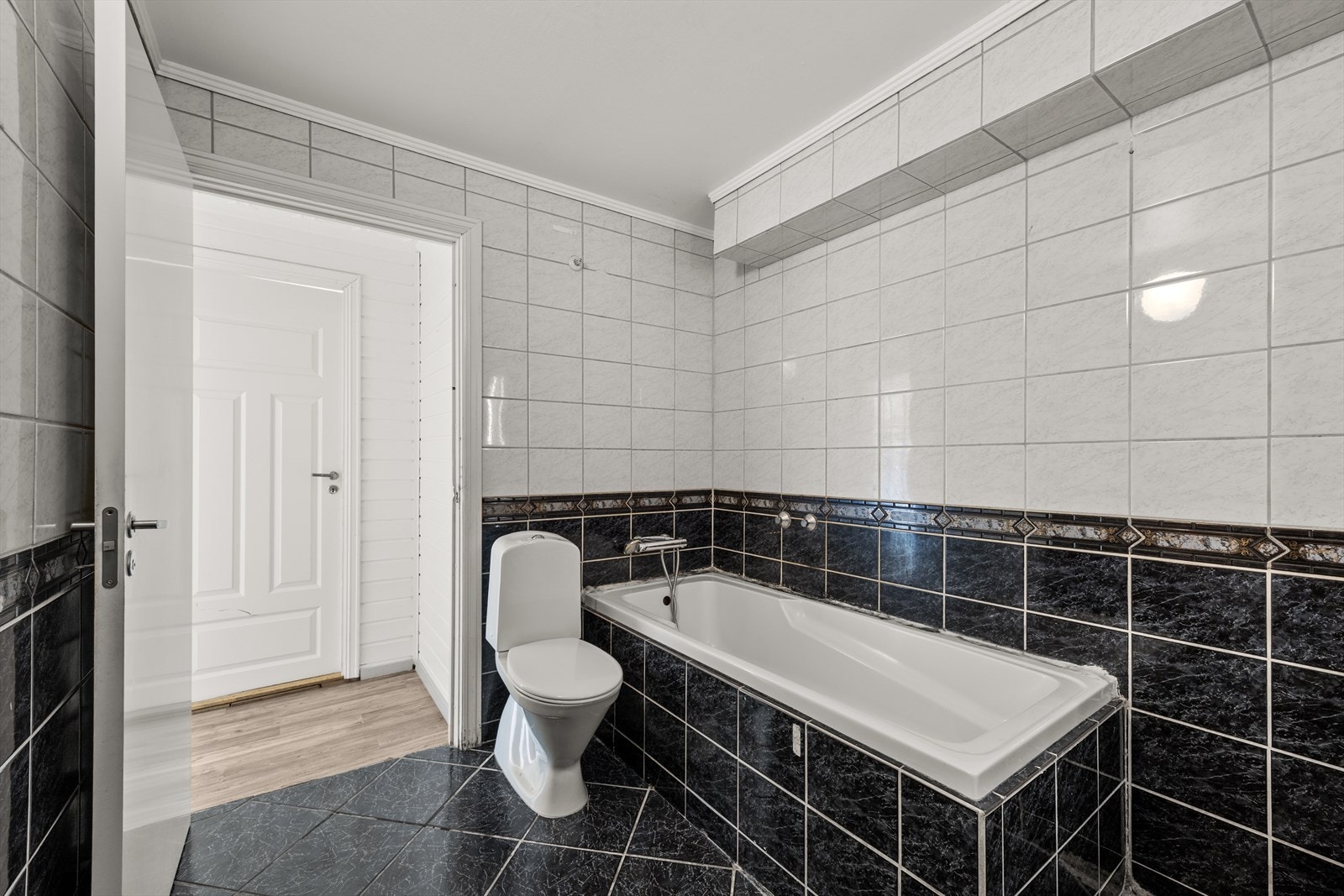 Flislagt bad med opplegg for vaskemaskin. Galleribilde