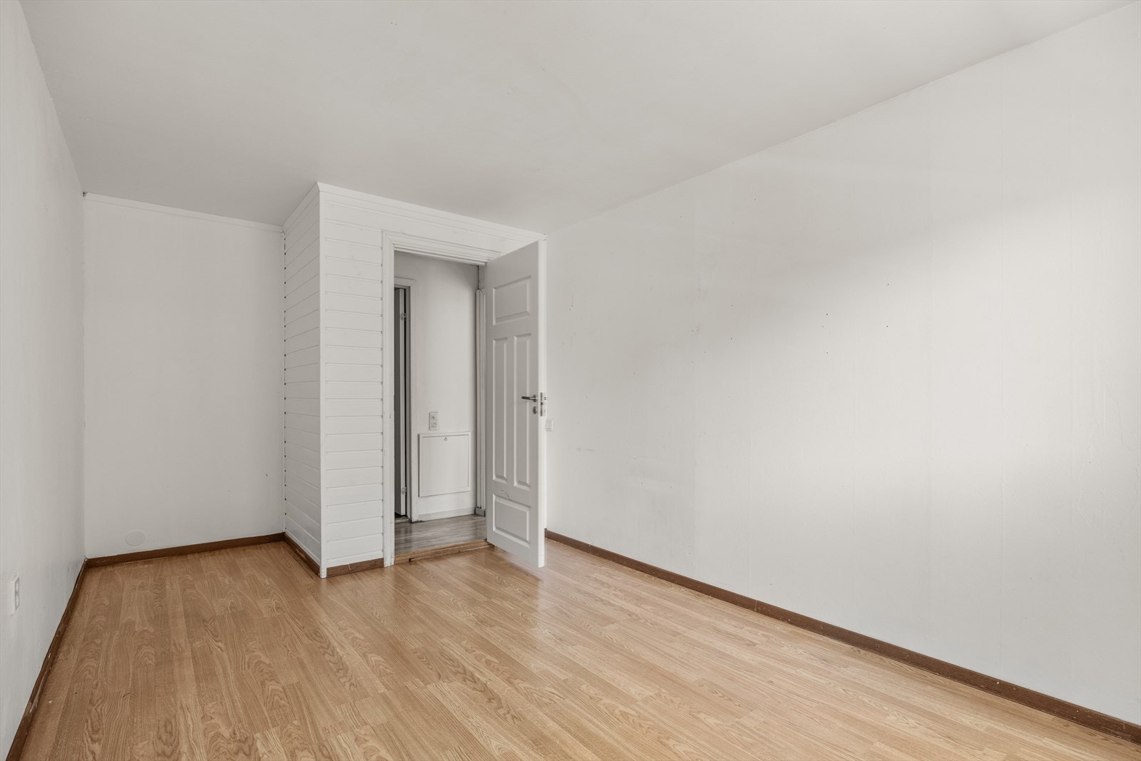 Luftig soverom med god plass til dobbeltseng og garderobeskap. Galleribilde