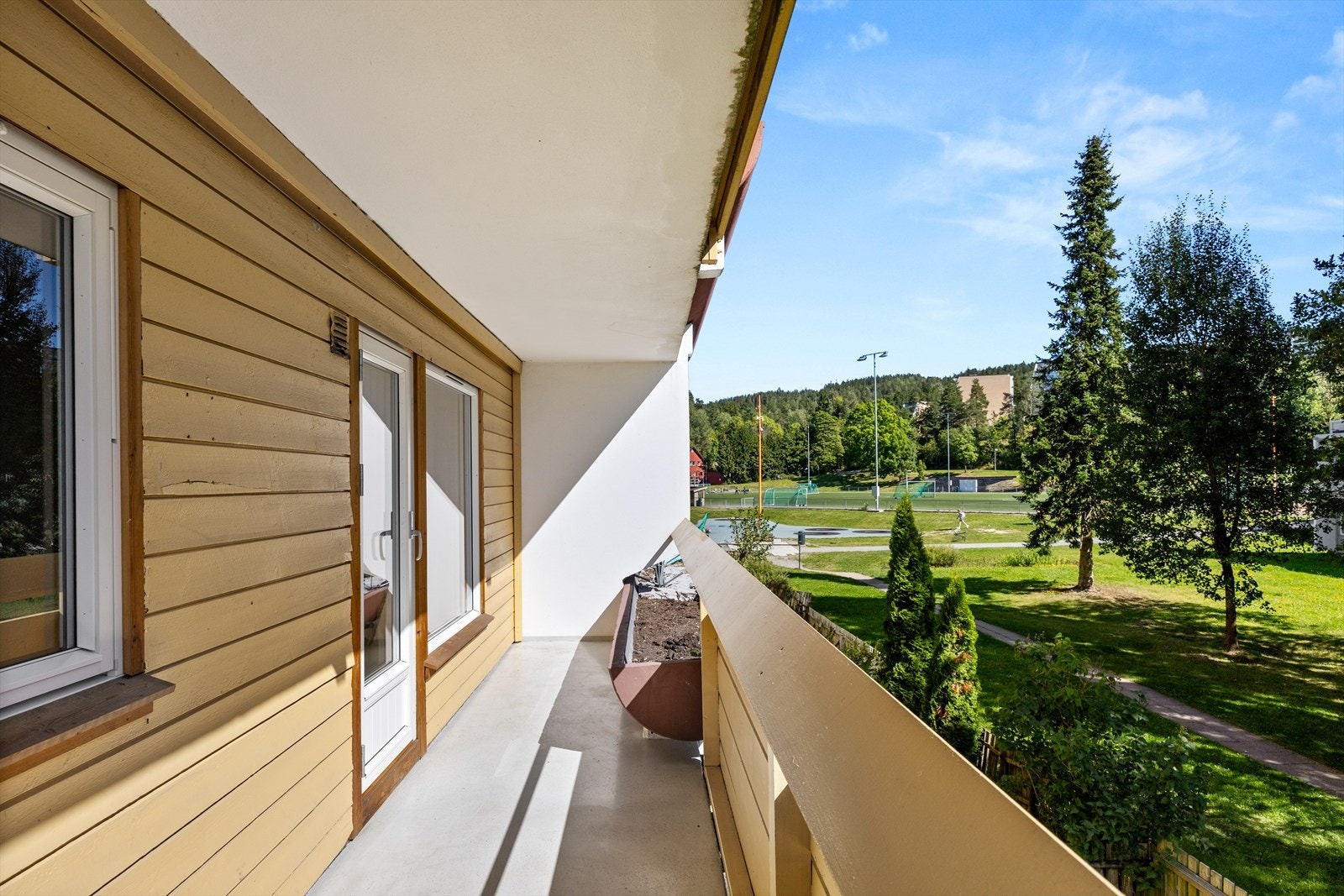 Fra stuen er det utgang til en sydøstvendt balkong på ca. 8 m² med gode solforhold. Galleribilde