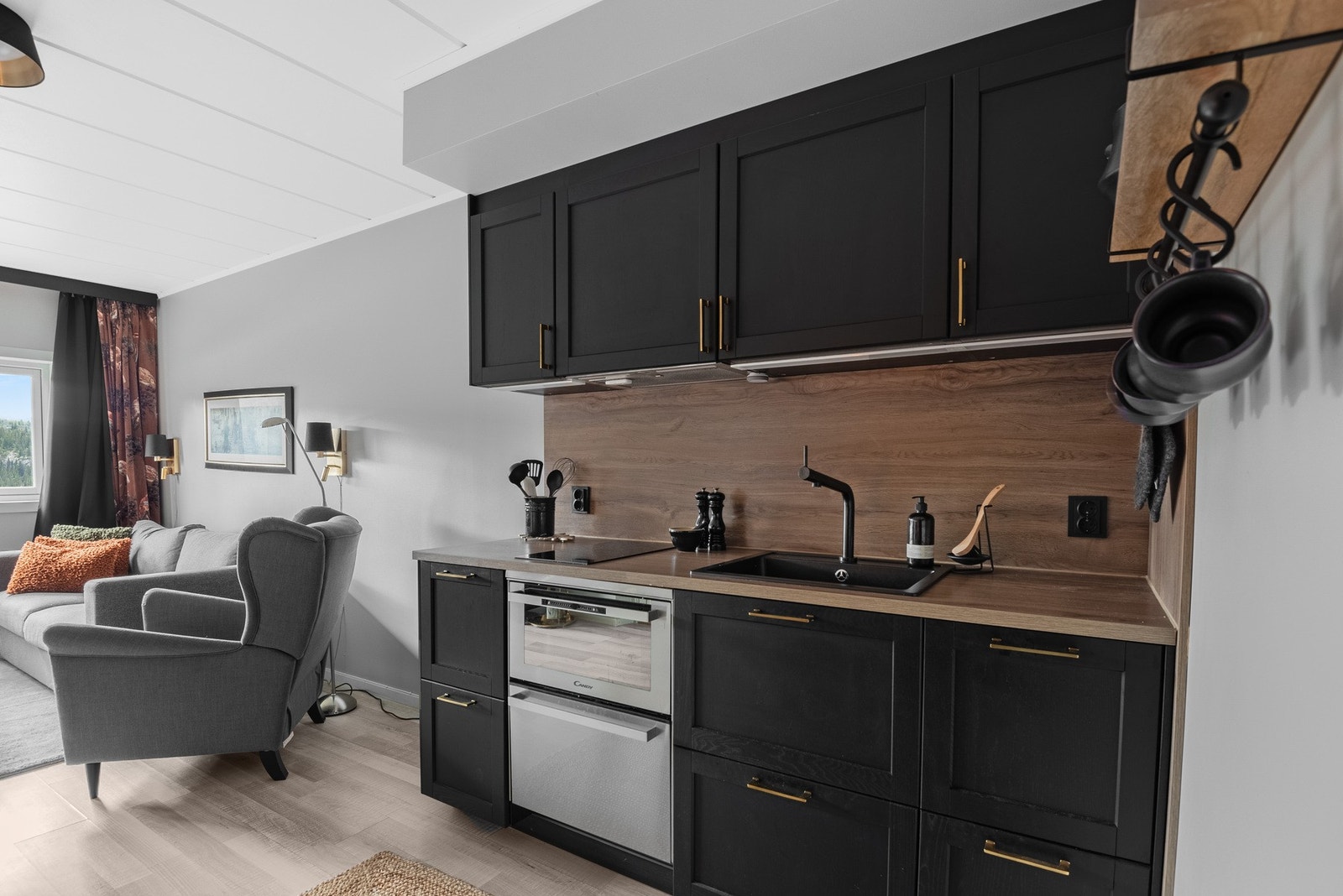 Elegant og praktisk kjøkken. Galleribilde