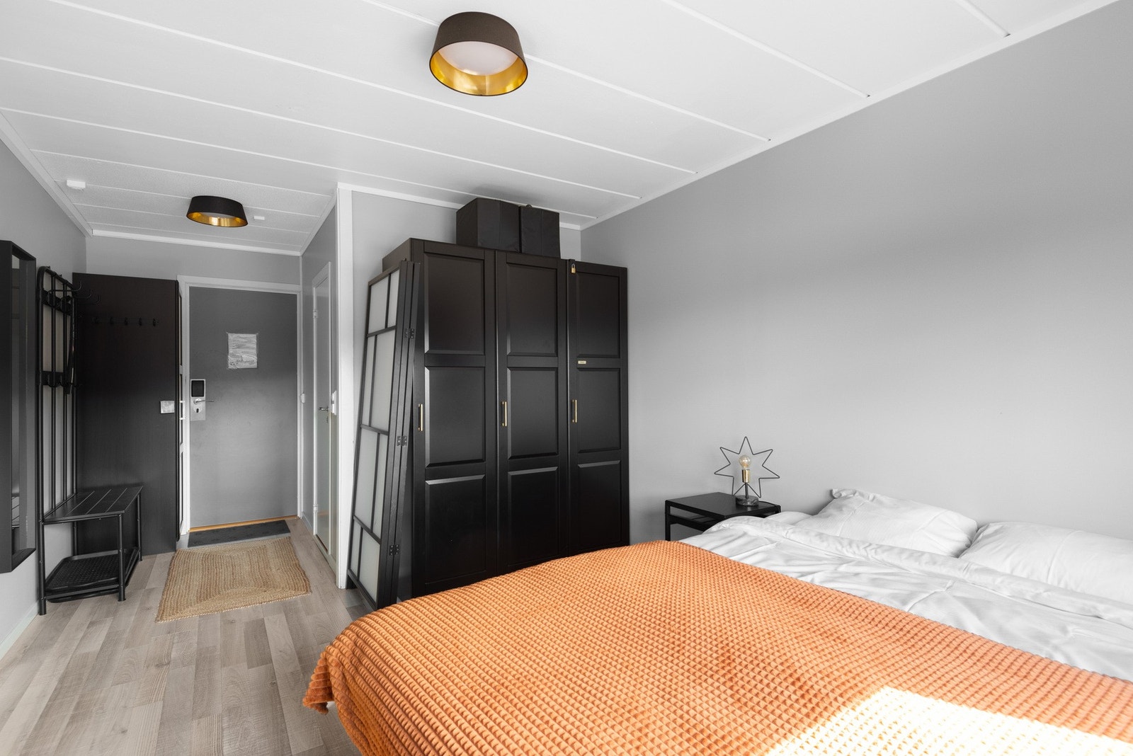 Praktisk soverom med romslige oppbevaringsmuligheter. Galleribilde