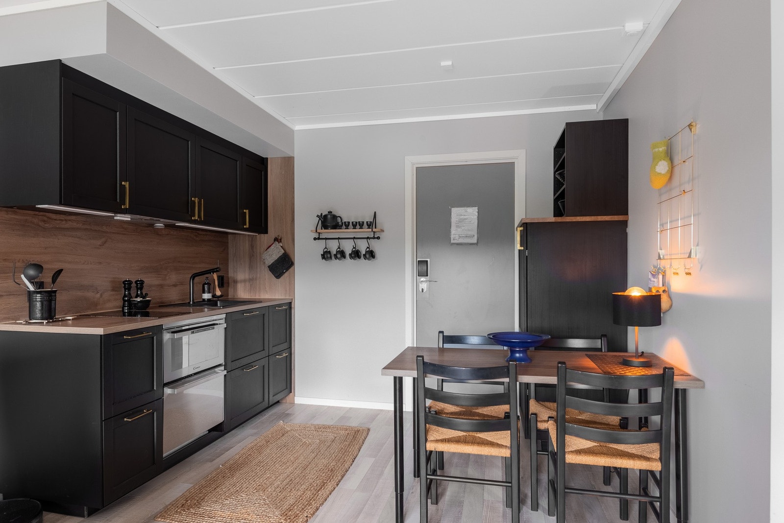 Praktisk spiseplass - perfekt for hyggelige sammenkomster. Galleribilde