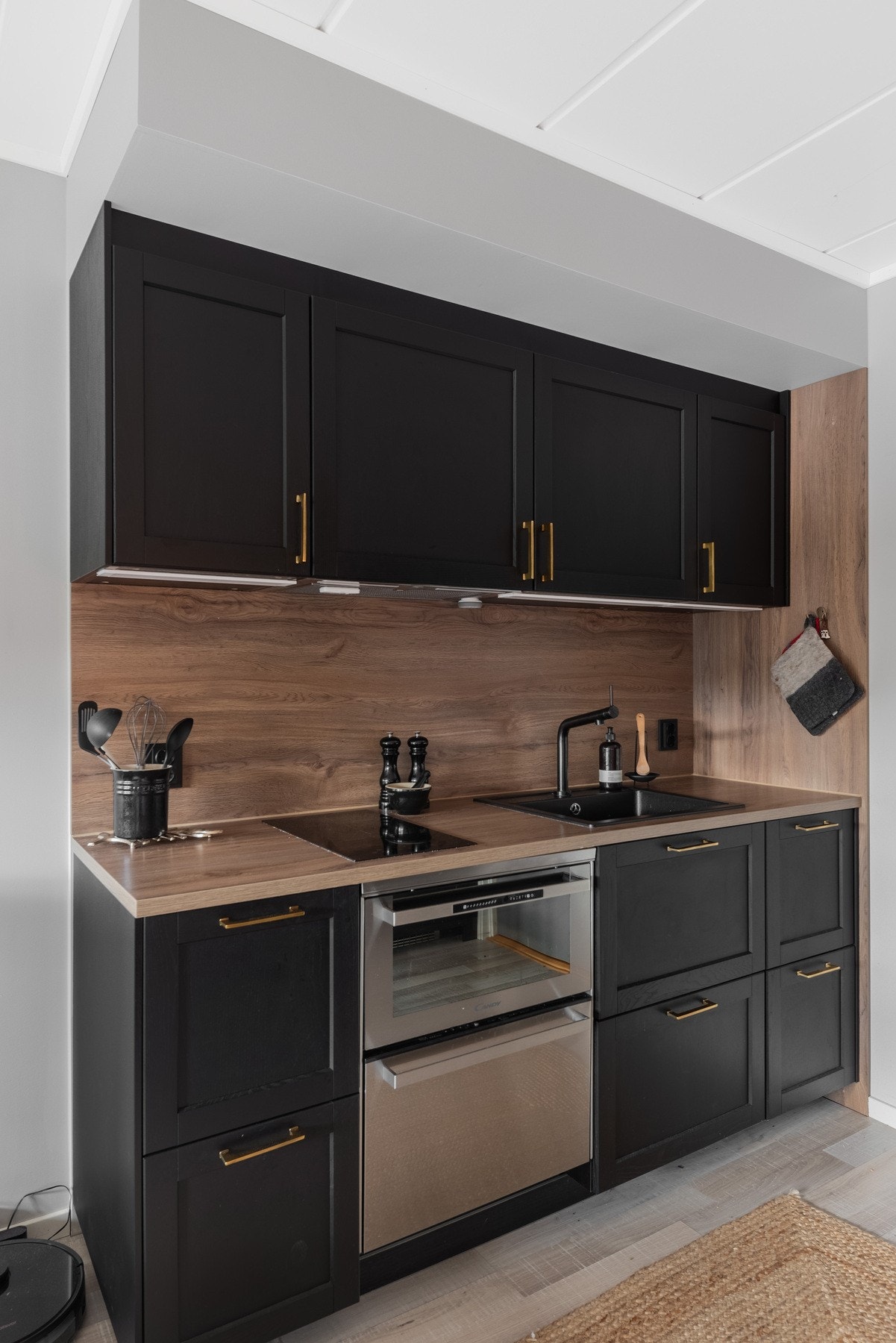 Det mørke kjøkkenet harmonerer godt med den lune fjellstilen.l Galleribilde