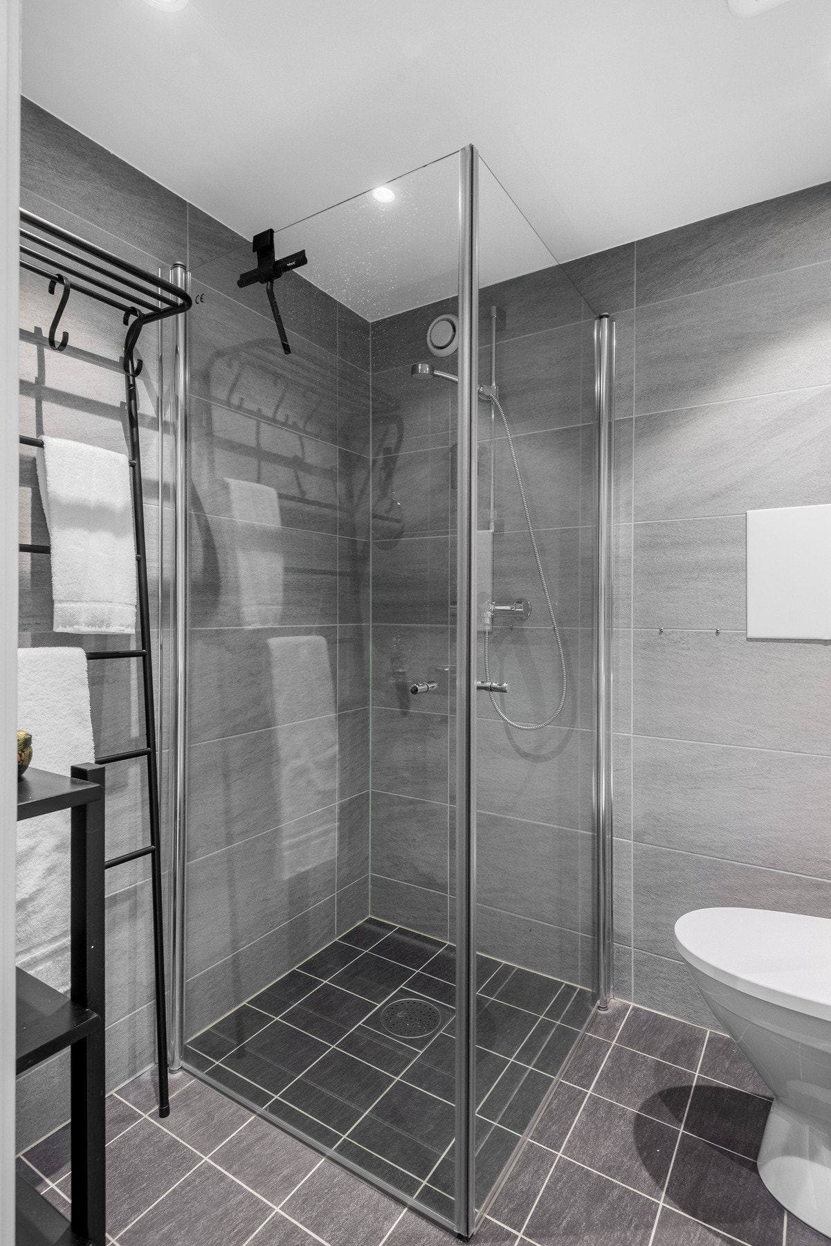 Elegant og moderne bad med dusjhjørne. Galleribilde