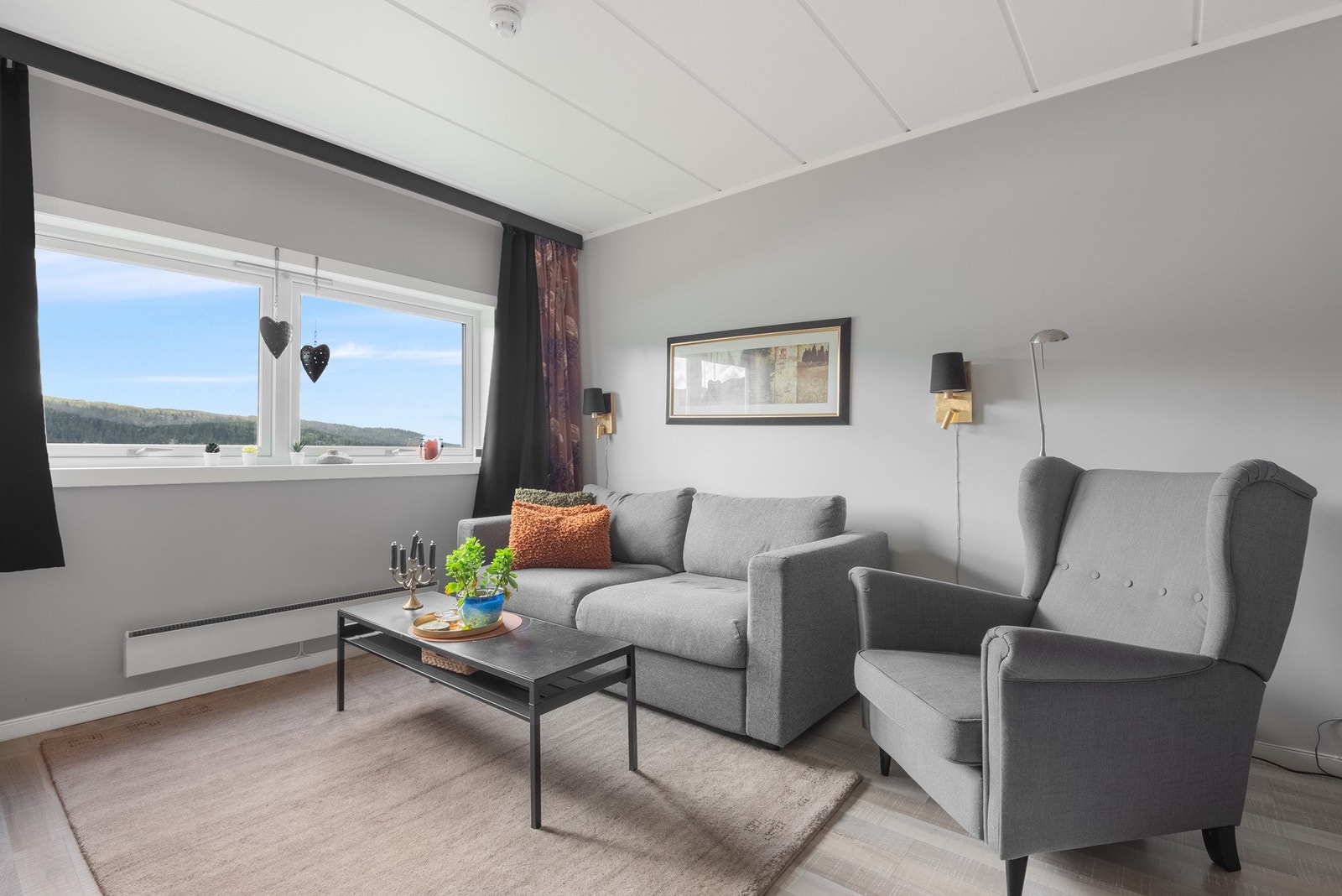 Koselig lys stue, med nydelig utsikt til fjellheimen. Galleribilde