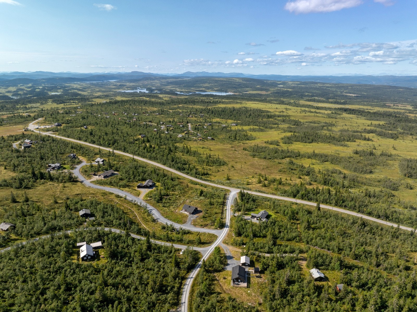 I nærområdet til denne fritidsboligen finner du et flott turterreng som inviterer til aktivitet og rekreasjon i naturen. Galleribilde