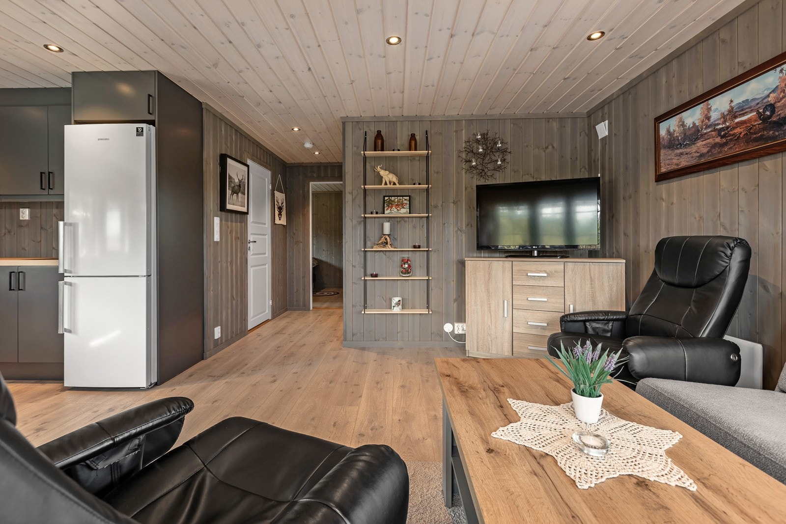 Denne hytten fra 2021 er bygget med tanke på dagens livsstil, hvor funksjonalitet og design går hånd i hånd. Galleribilde