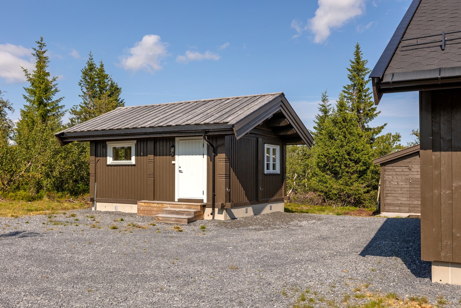 Anneks på 20 kvm som har innlagt strøm og er ideelt for gjester eller som en ekstra stue. Galleribilde