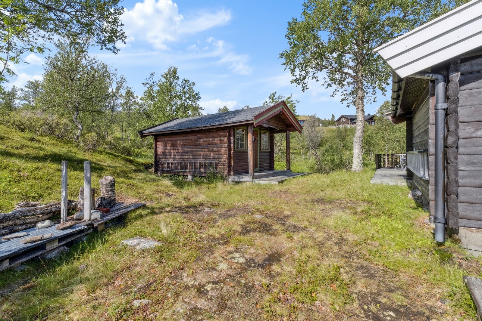 På eiendommen har man en praktisk anneks som brukes som bod i dag. Galleribilde