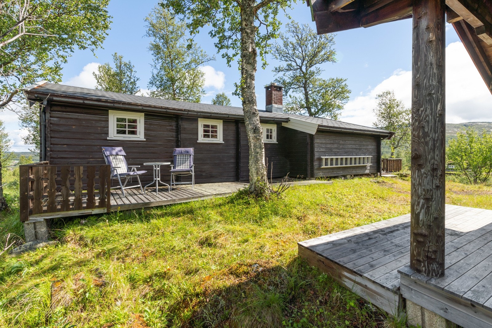Hytta har et fint tun med god plass for flere sittegrupper utvendig. Galleribilde