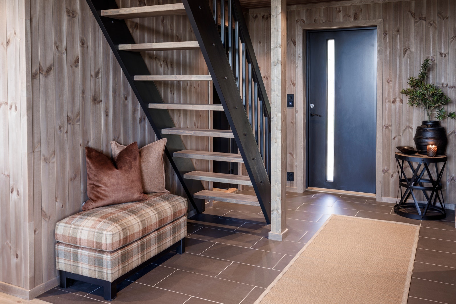 Romslig entré som gir en hyggelig velkomst inn i hytta Galleribilde