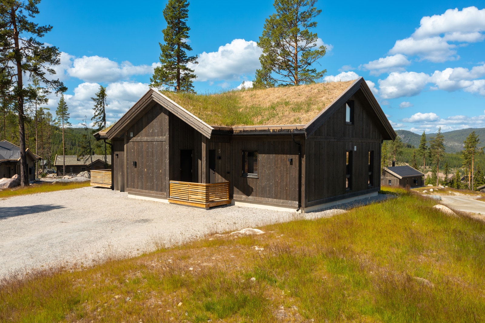 Hytten er innholdsrik med blant annet 2 stuer, 2 bad og 5 soverom Galleribilde