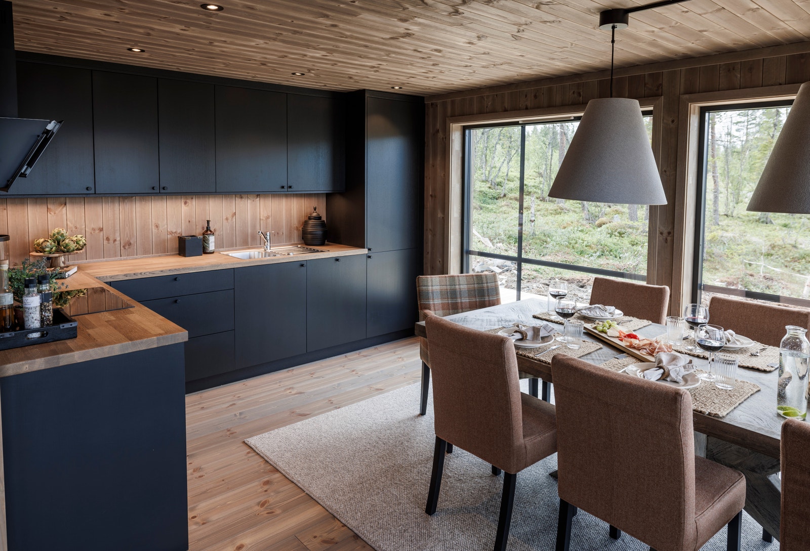 Spisestuen har en naturlig plass i front av kjøkkenet Galleribilde