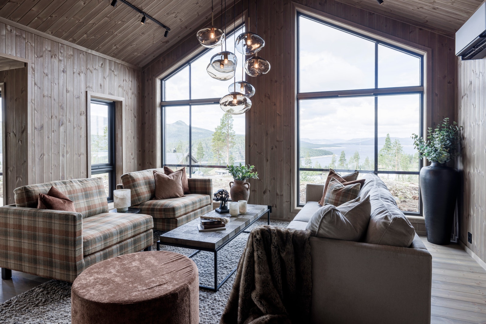 De store og mange vindusflatene slipper rikelig med naturlig lys inn Galleribilde