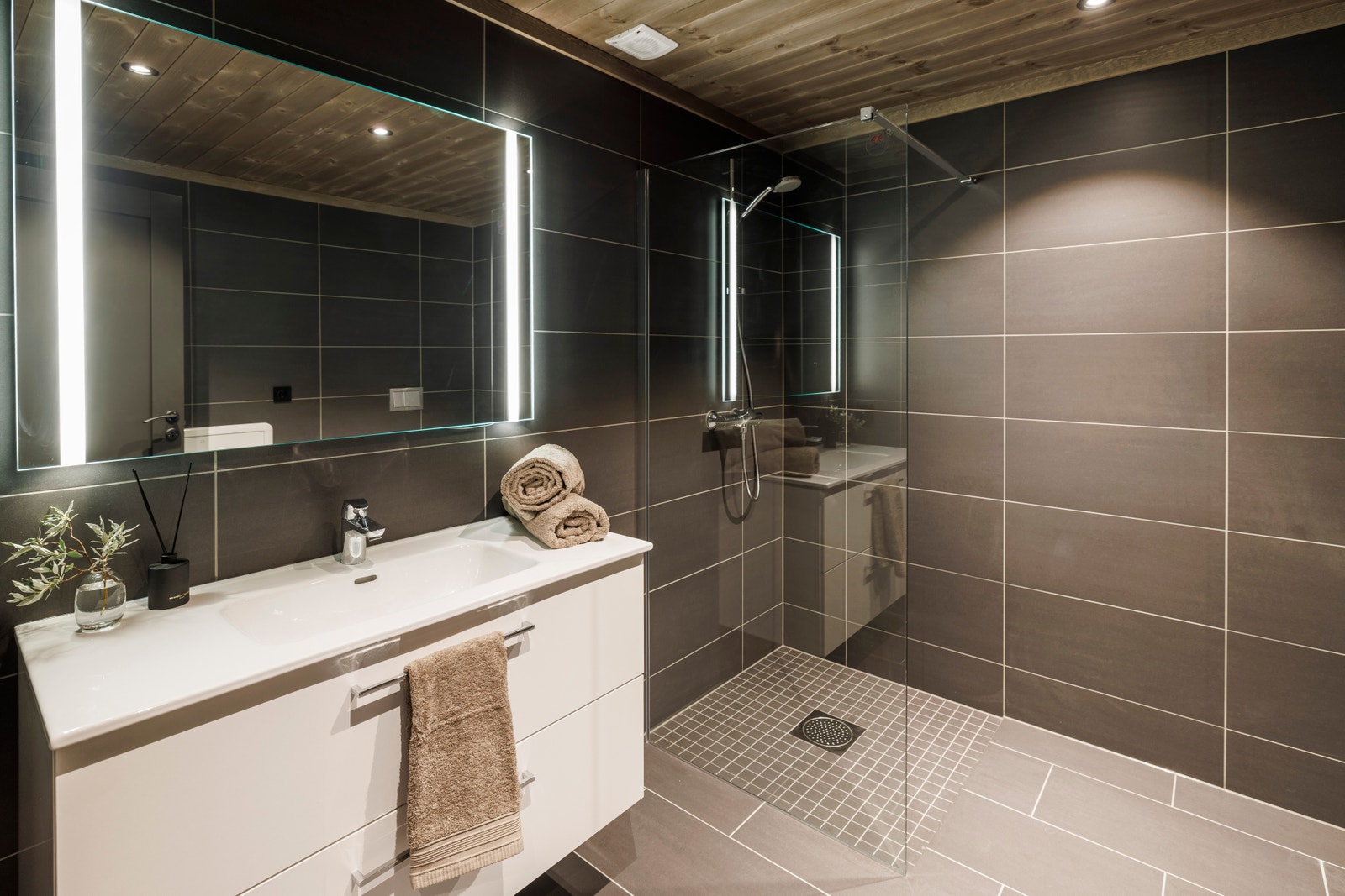 Det ene ligger i tilknytning hovedsoverom og oppholdsrom, og det andre i entréen Galleribilde