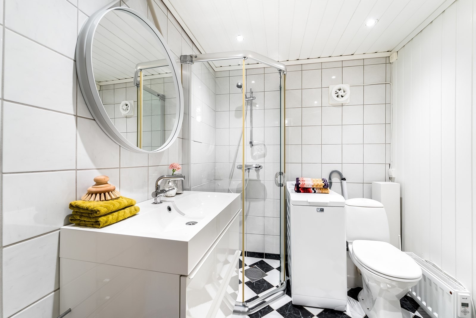 Lyst og moderne bad med stilrent design. Galleribilde