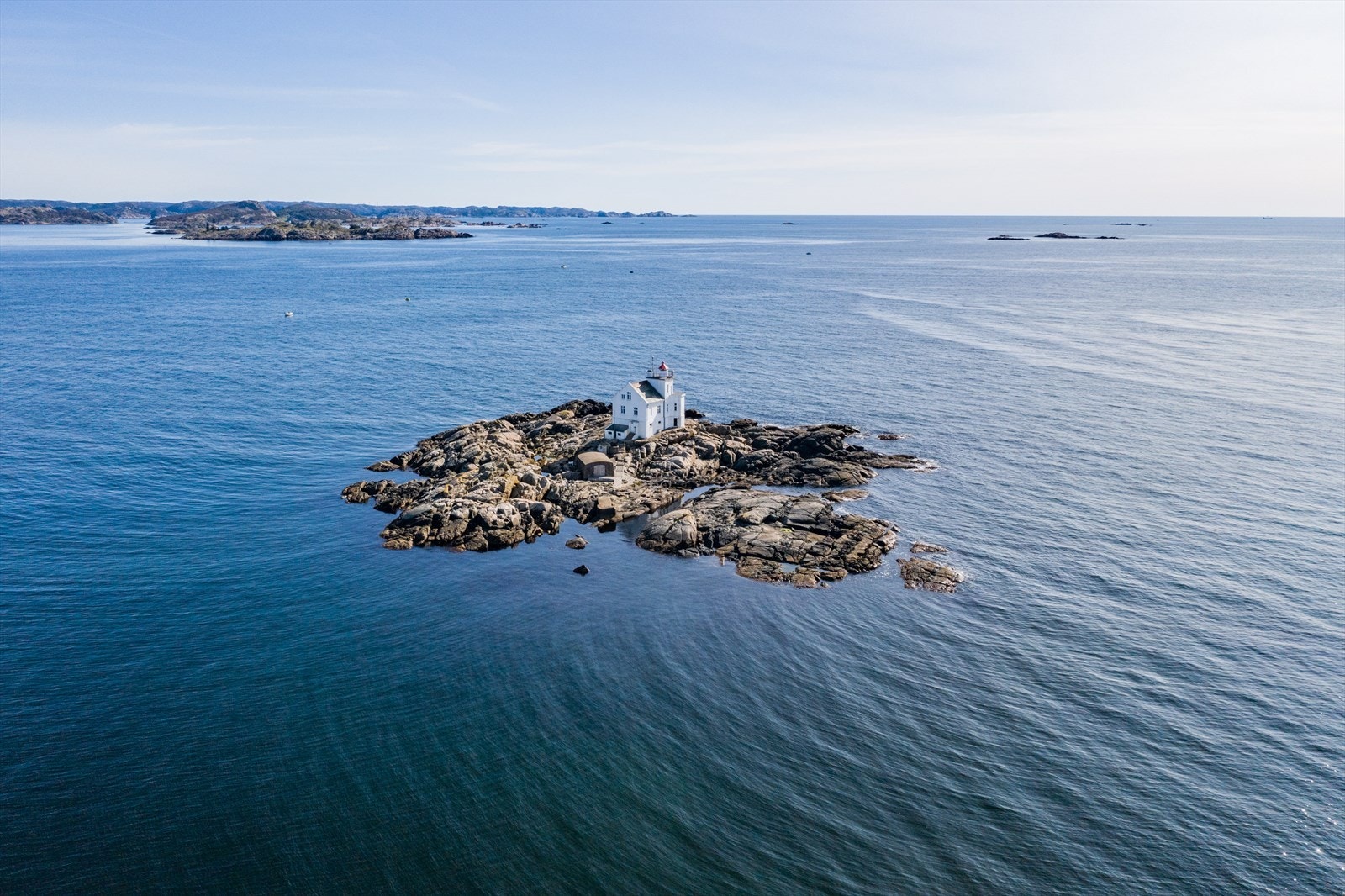 Katland fyr ligger like ut fra Loshavn Galleribilde