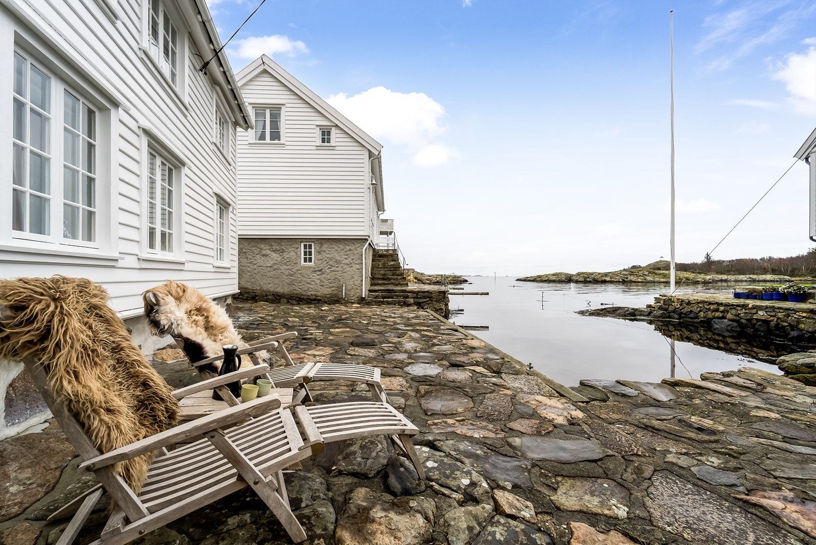 Sjarmerende sjøeiendom med idyllisk utsikt, steinbelagt brygge og rolig atmosfære. Perfekt for avslapning ved vannkanten. Galleribilde