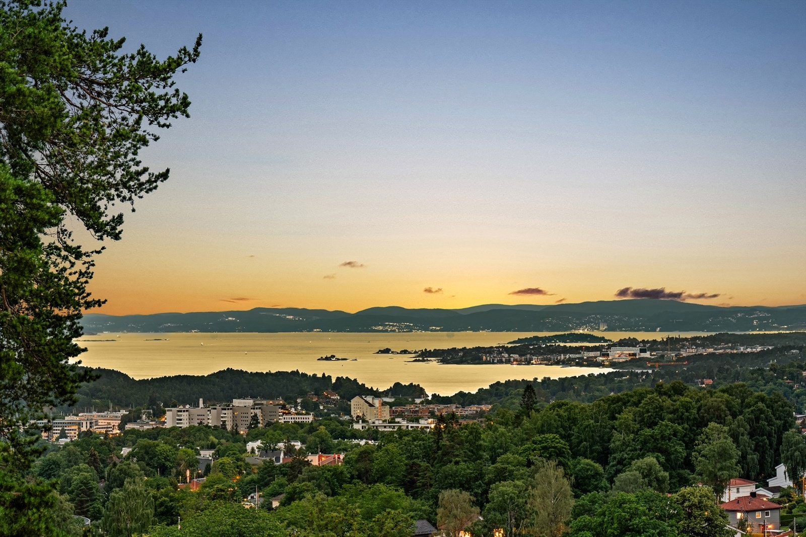 Leiligheten ligger på et høydedrag mellom Holmenveien og Frognerseterveien, med en spektakulær panoramautsikt fra Oslofjorden til Holmenkollen Galleribilde