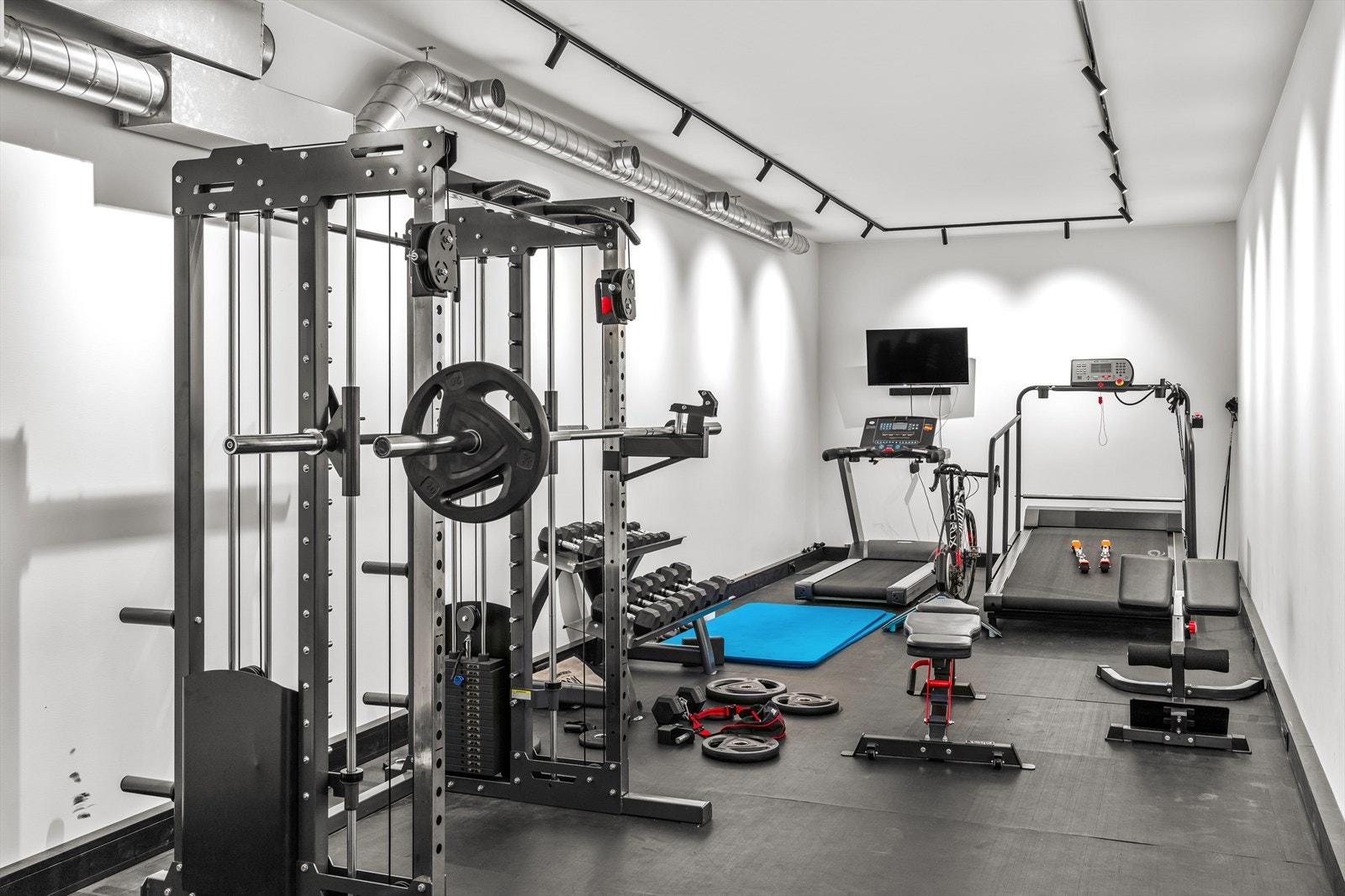 Privat, stort trimrom på 40 kvm, i byggets 1. etasje, tilhører seksjonen og følger med leiligheten. Inneholder styrkeapparat/multimaskin og tredemølle. Takhøyden er 295cm og Golf-simulator har vært vurdert. Galleribilde