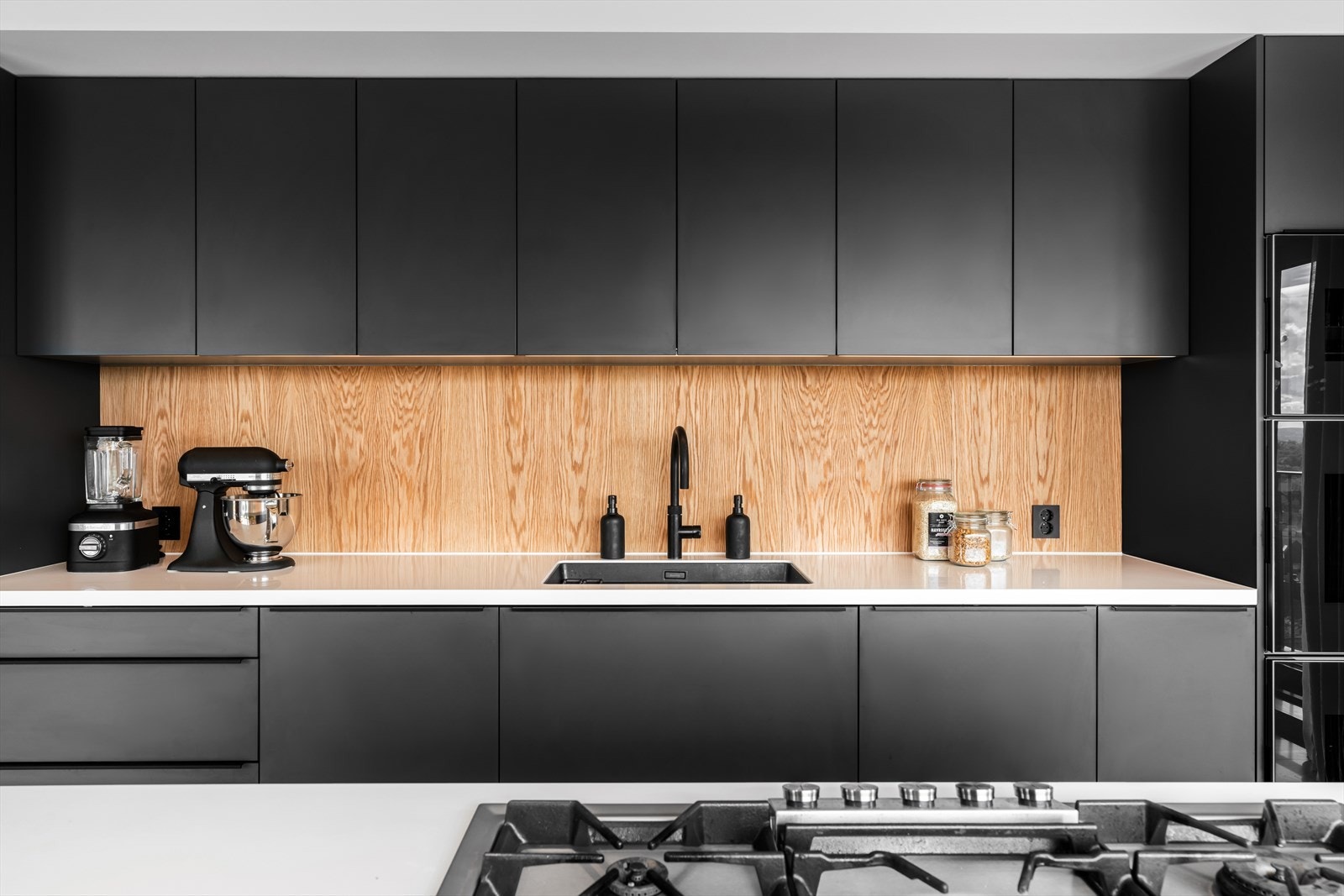 Det er Corian benkeplater samt Quooker med kokende vann og kullsyrefunksjon Galleribilde