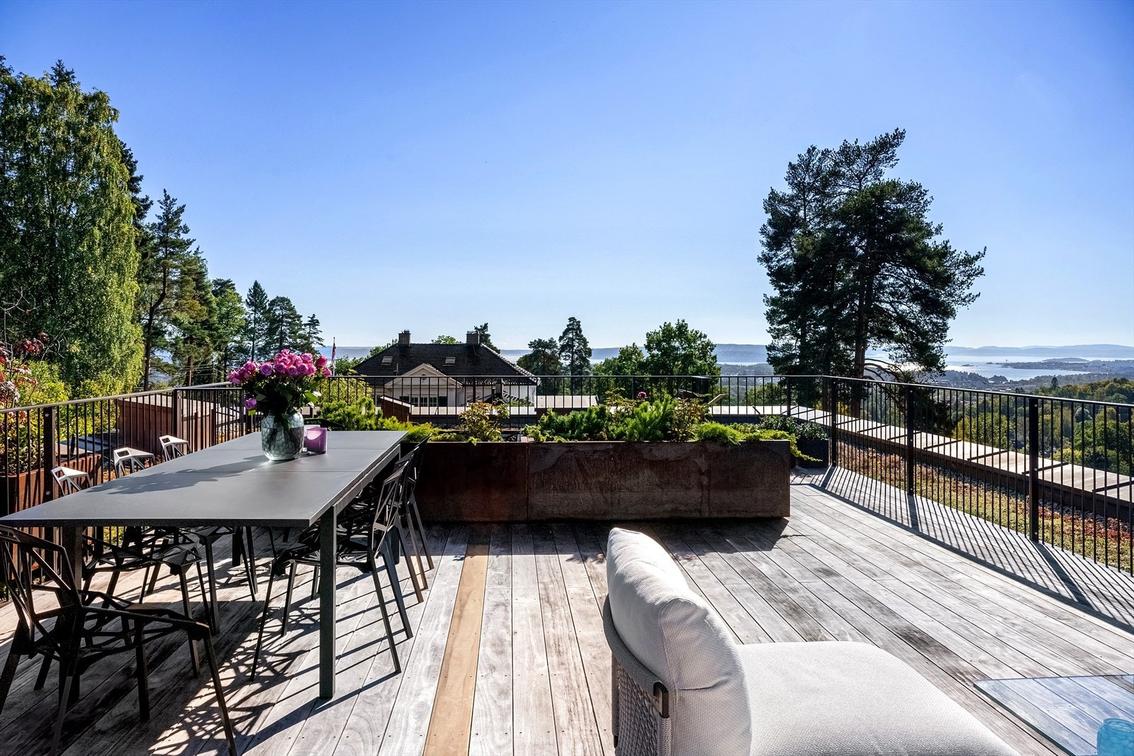 Takterrasse på ca. 40m2 i vakre omgivelser med en eksepsjonell utsikt Galleribilde