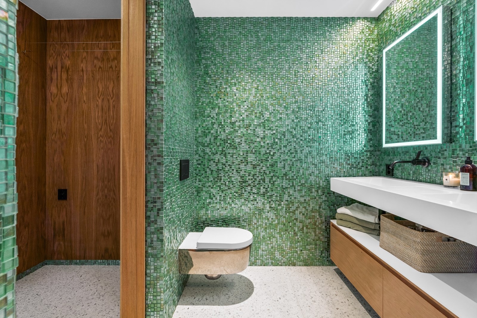 4 bad med "high end" glassmosaikk fra Sicis Structura Venturina Uneven på vegger og terrazzo fliser på gulv. Dornbracht blandebatterier og baderomsinnredning fra Bella Interiør. Toaletter fra Flaminia med platina finish. Galleribilde