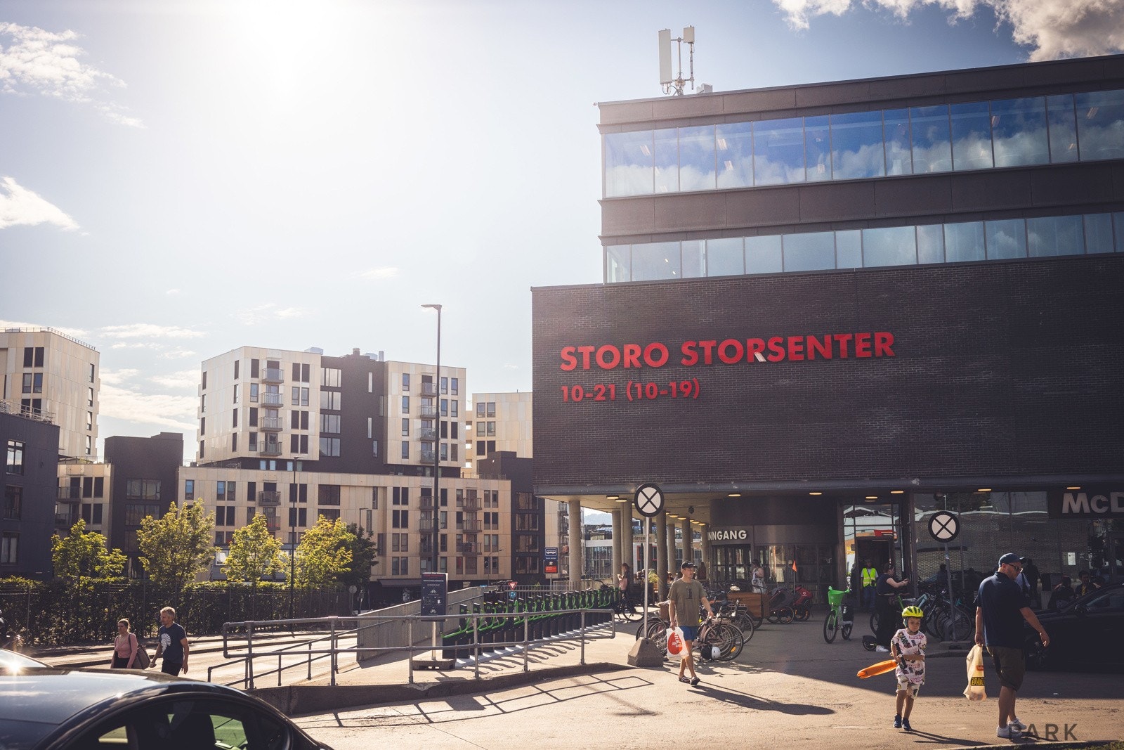 En liten rusletur fra leiligheten finner du Storo Storsenter med matbutikk, vinmonopol, apotek, kafé, bokhandel, frisør og kiosk, samt flere restauranter. Galleribilde