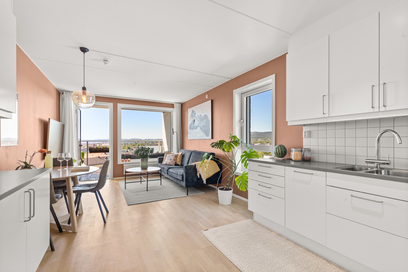 Åpen stue- og kjøkkenløsning sørger for en moderne og god romfølelse. Galleribilde